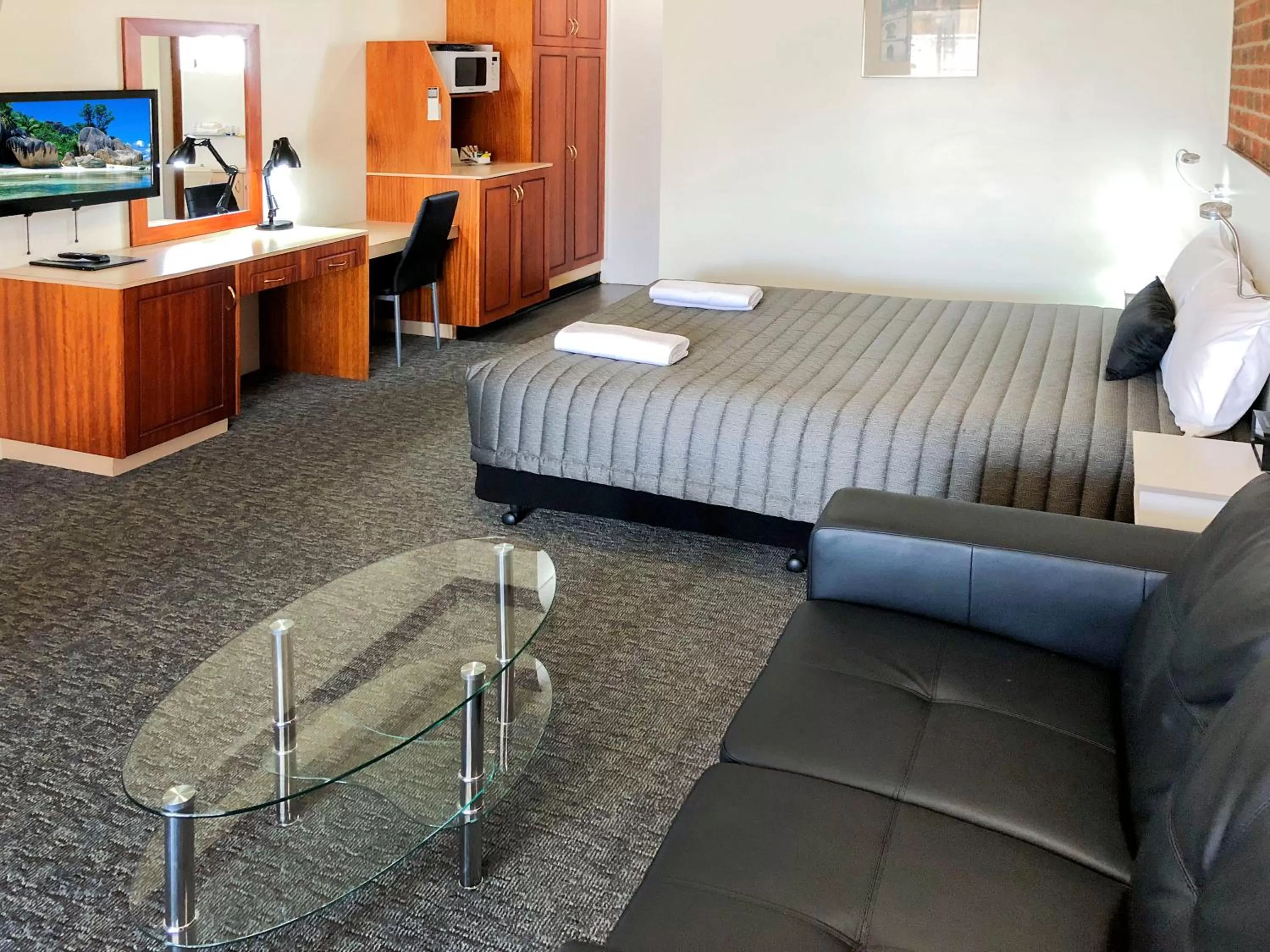 Photo of the whole room, Bed in Leeton Heritage Motor Inn