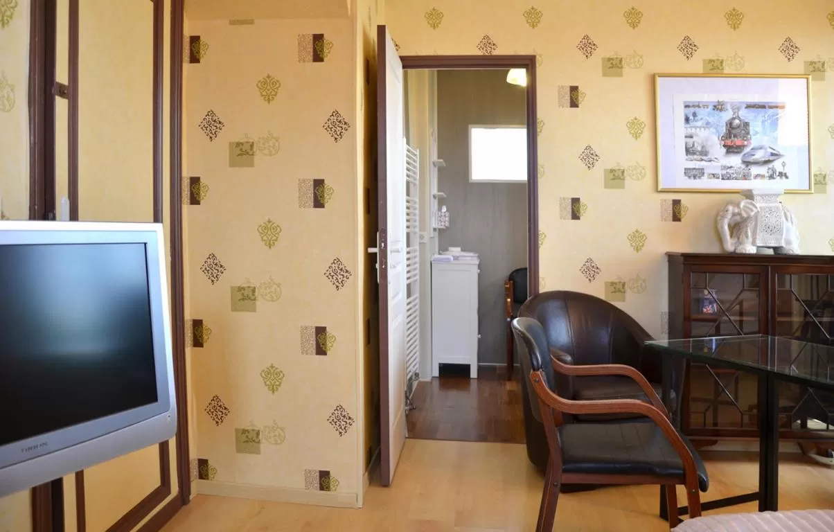 Photo of the whole room, TV/Entertainment Center in Avenue de la Gare