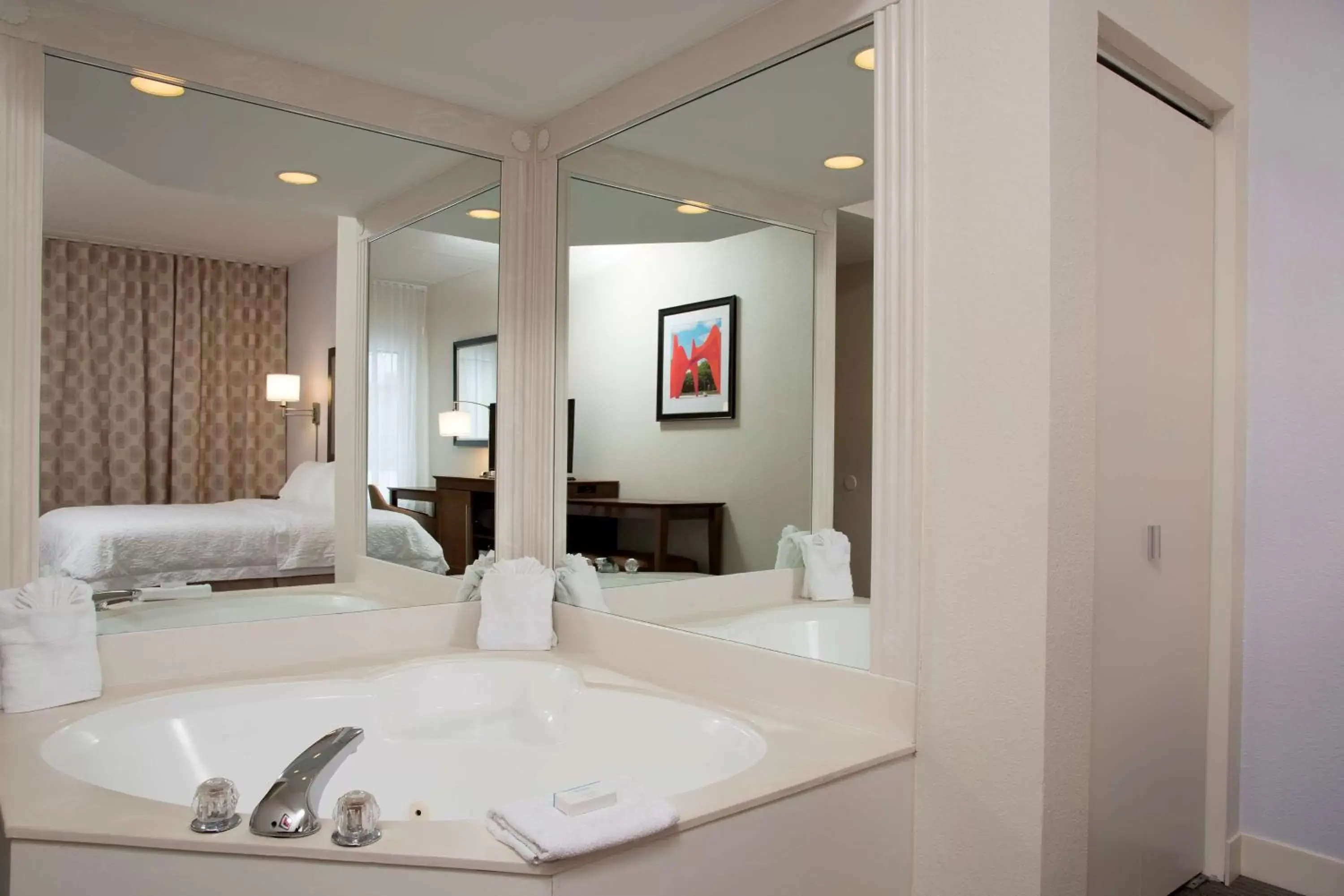 Bathroom, Bed in Hampton Inn Grand Rapids-South Bathroom, Bed in Hampton Inn Grand Rapids-South