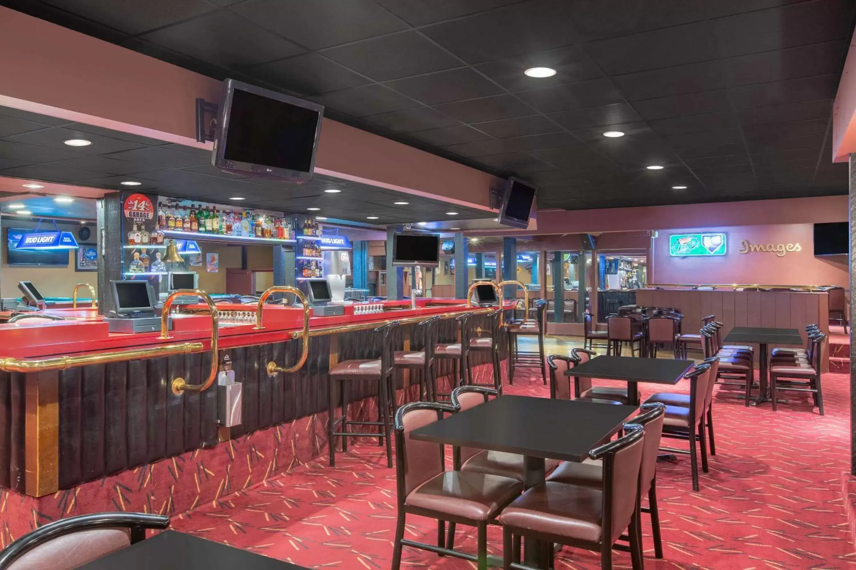 Lounge or bar, Restaurant/Places to Eat in Ramada by Wyndham Midtown Grand Island