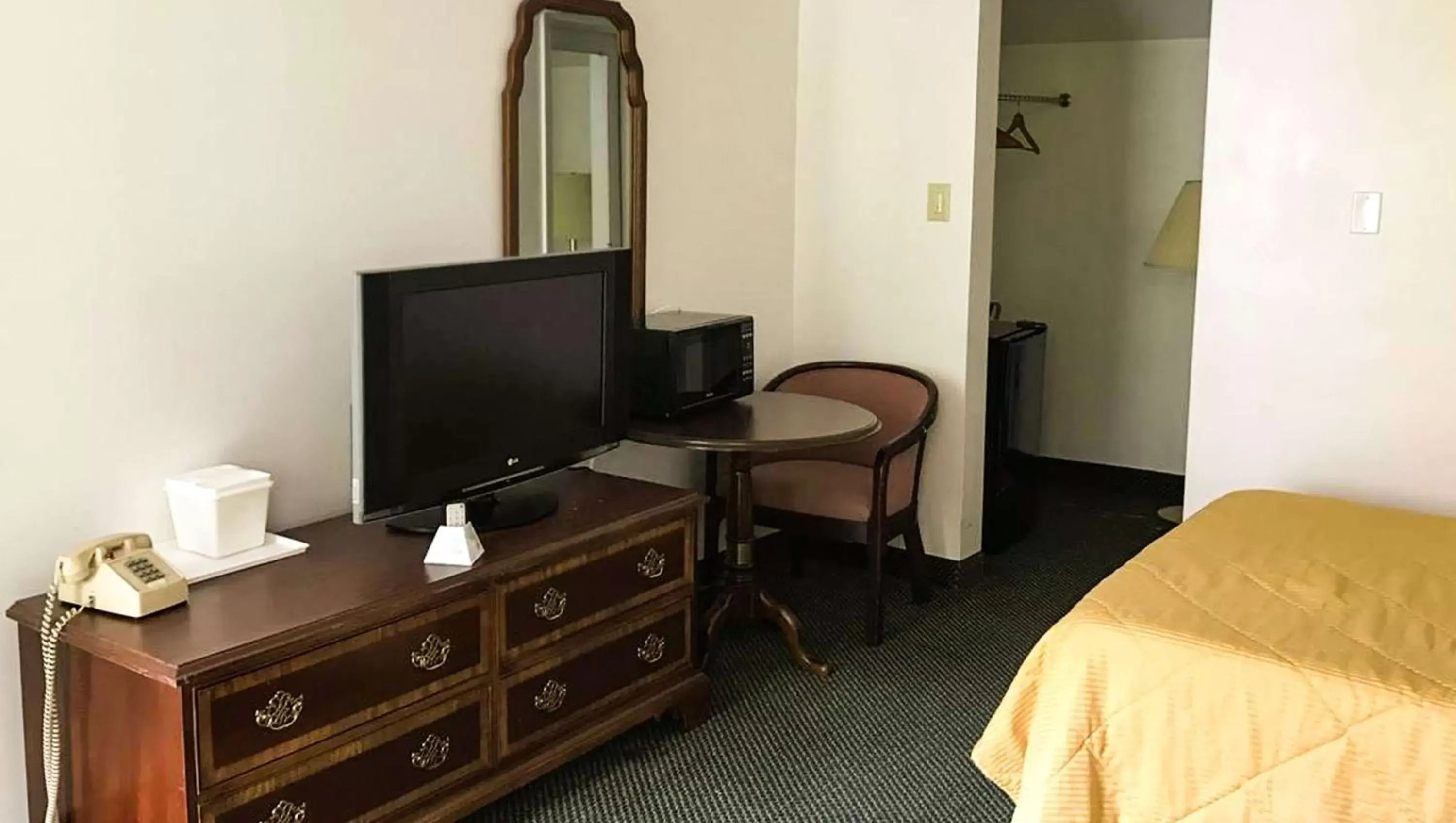 Photo of the whole room, TV/Entertainment Center in Relax Inn Altoona