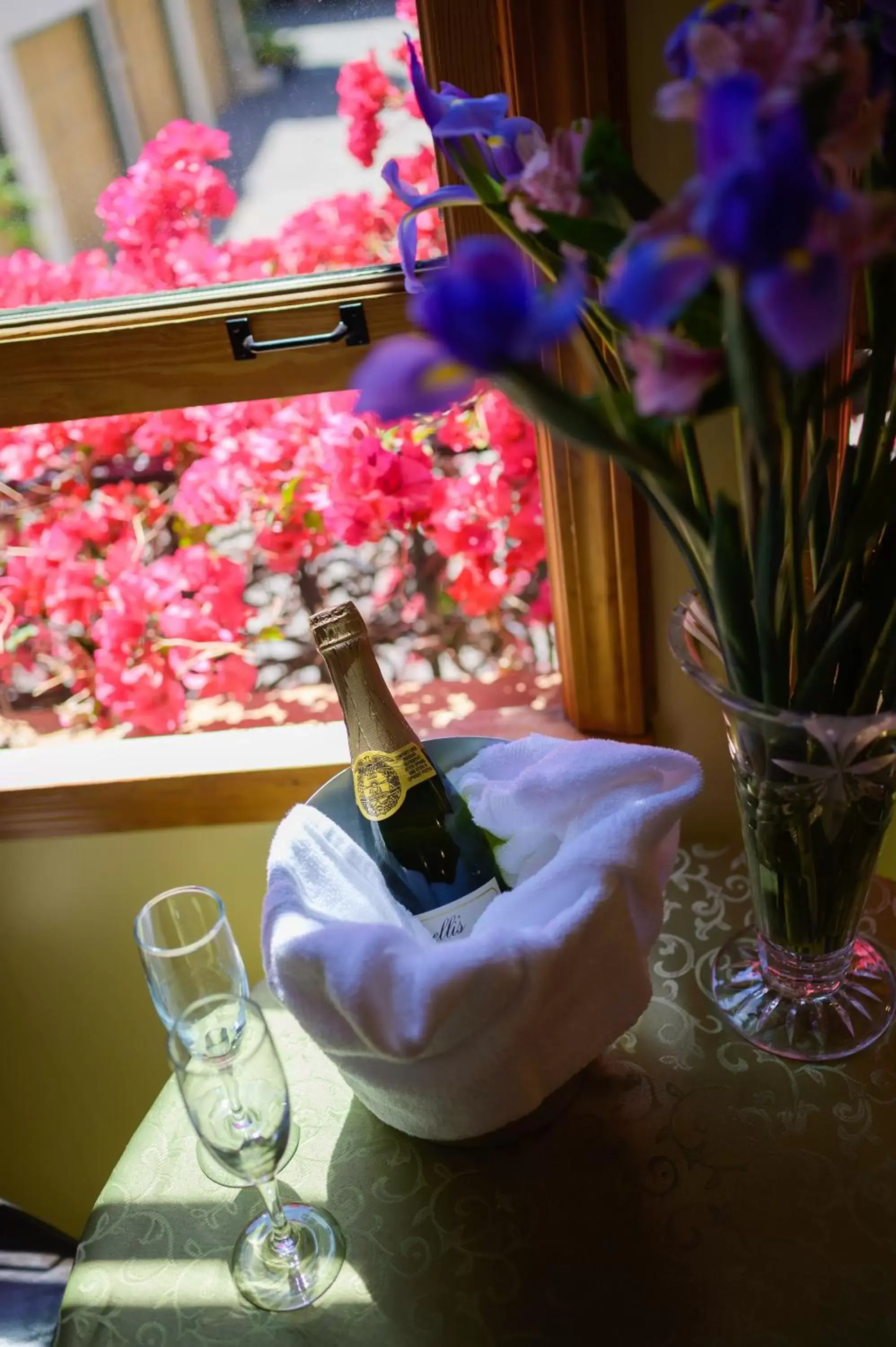 Courtyard King Suite in Marina Motel Courtyard King Suite in Marina Motel