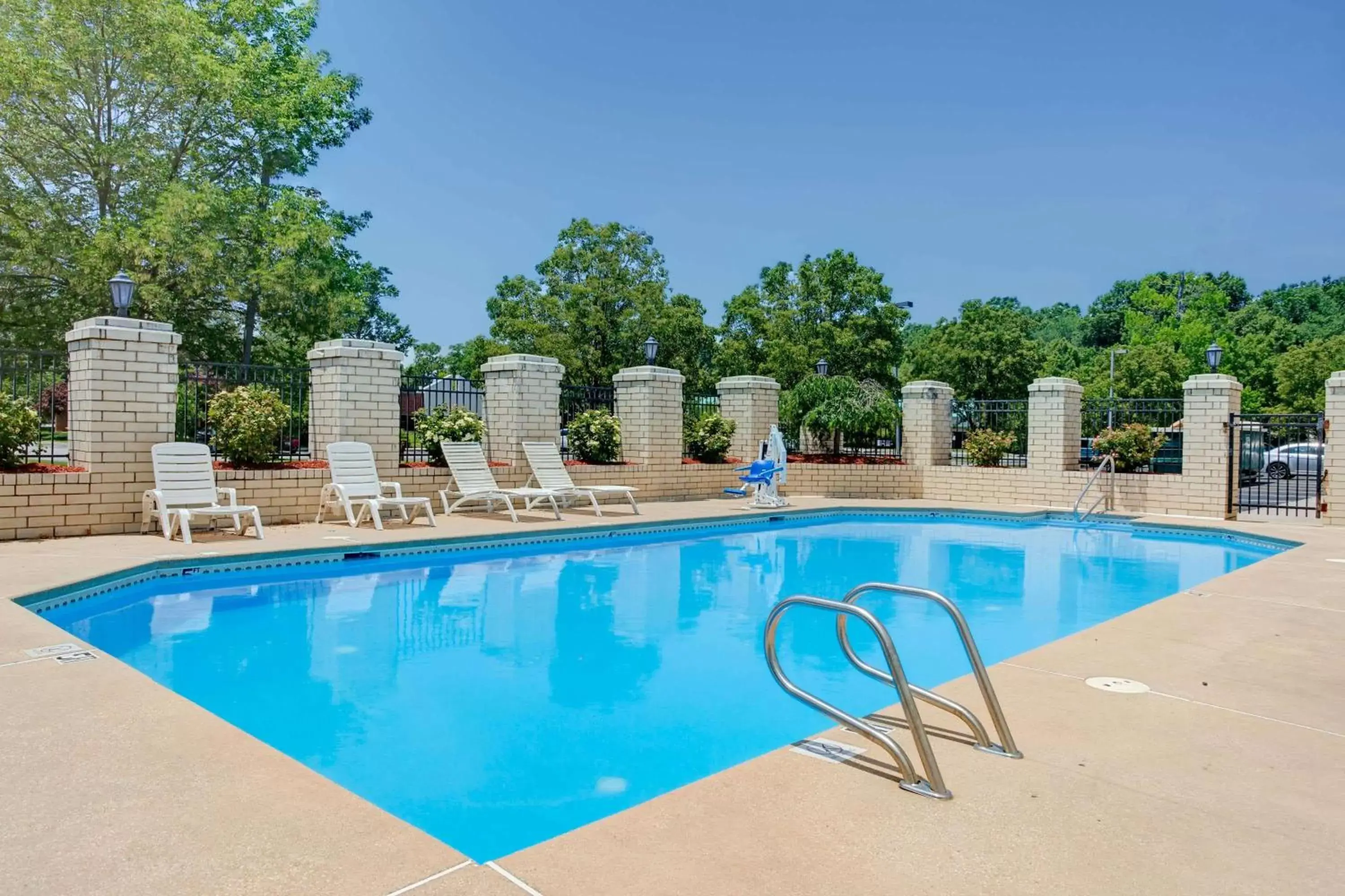 Pool view, Swimming Pool in Days Inn by Wyndham Newport News City Center Oyster Point