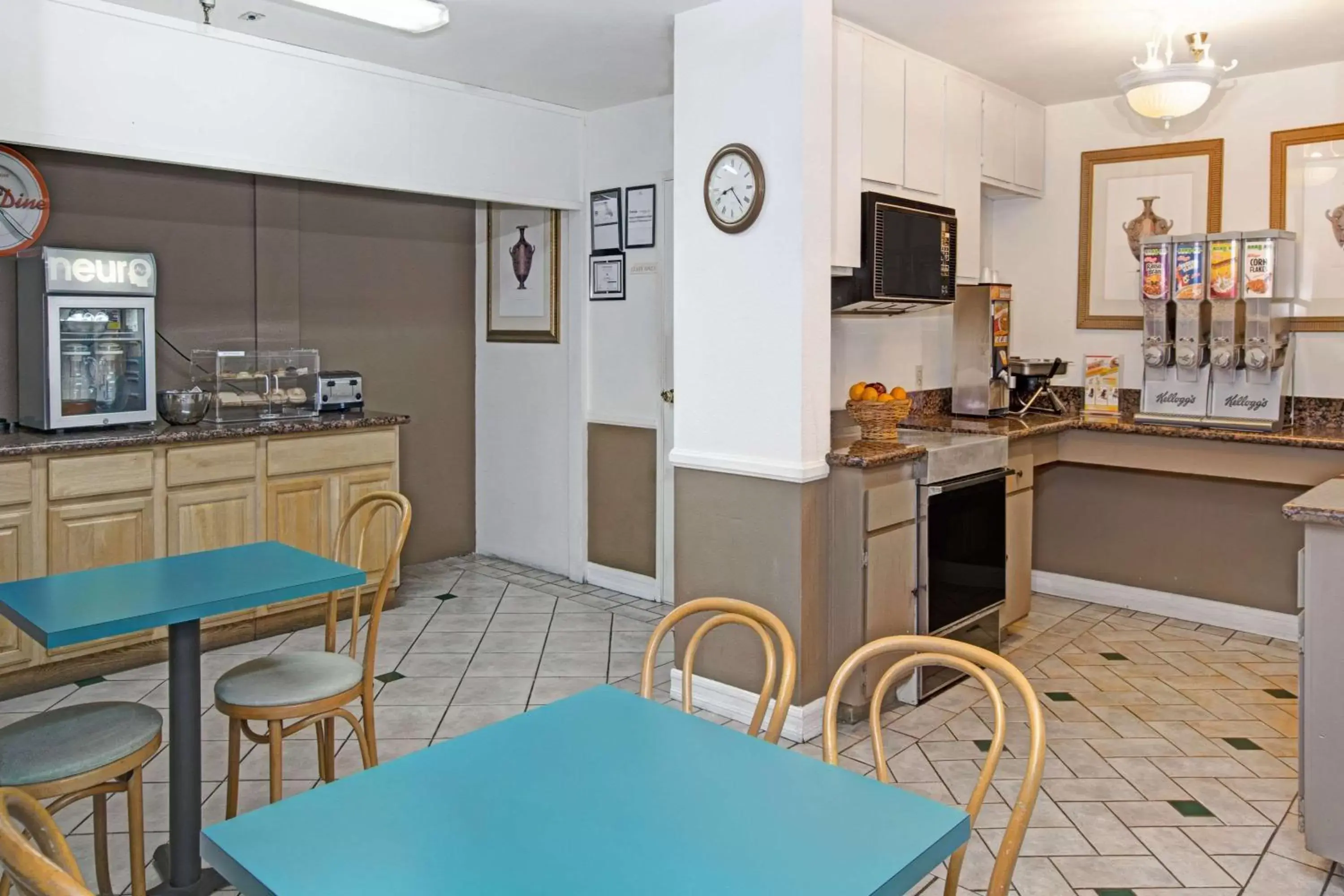 Restaurant/places to eat in Howard Johnson by Wyndham Torrance Restaurant/places to eat in Howard Johnson by Wyndham Torrance