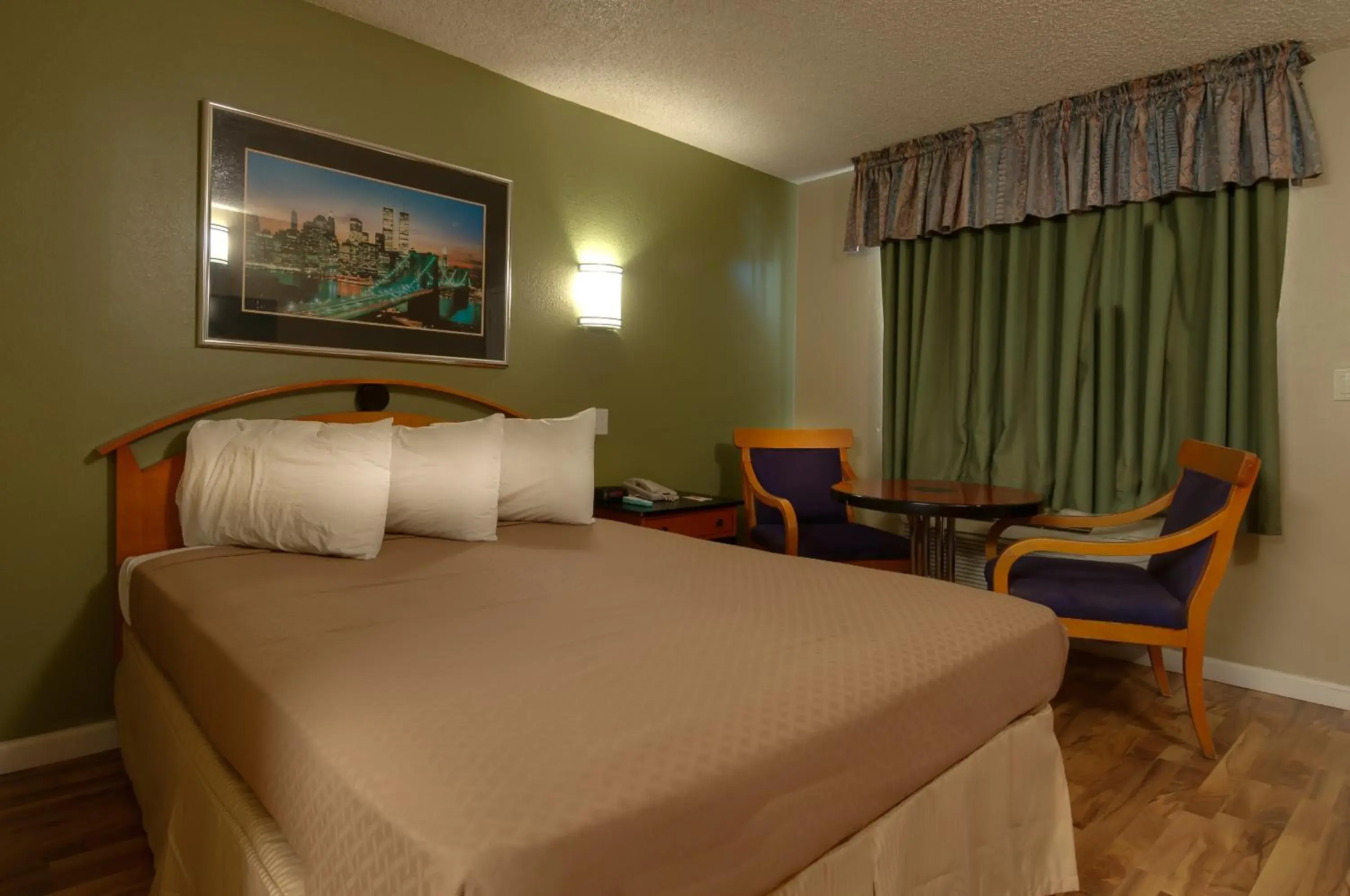 Bed, Room Photo in Vagabond Inn Bakersfield South