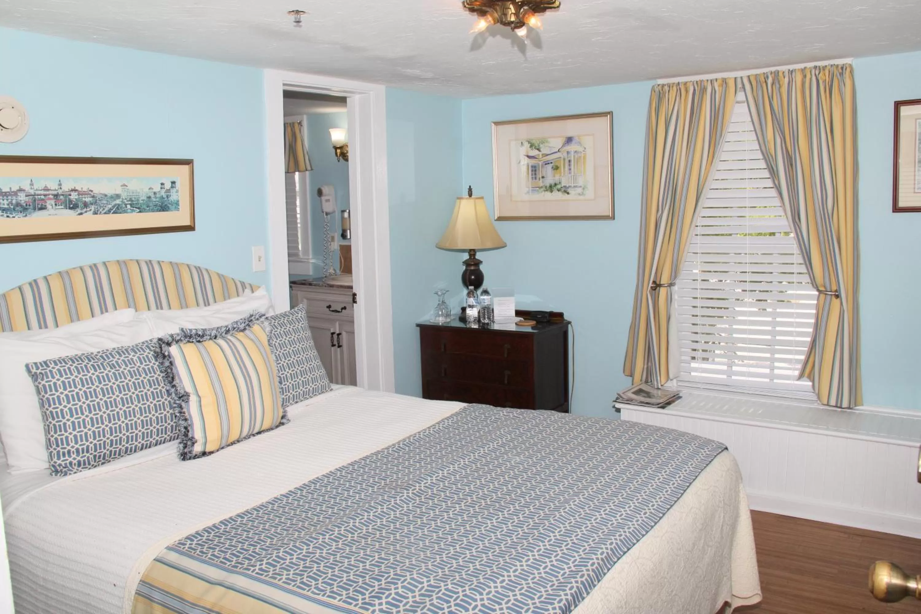 Standard Queen Room - Casa De Solana in Casa De Solana & Victorian House Bed and Breakfast