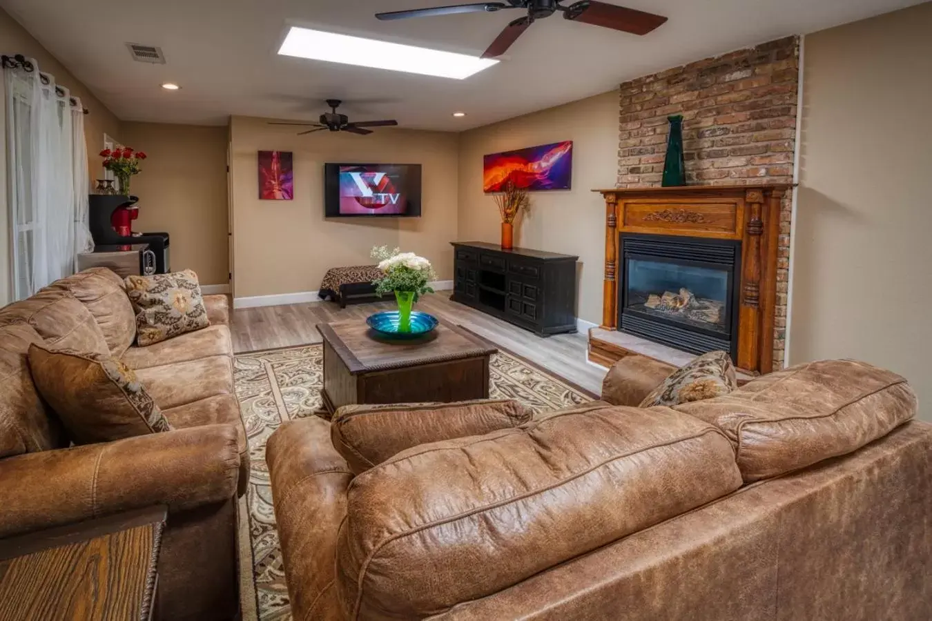 Living room in Lantern Light Inn - Romantic Getaway Living room in Lantern Light Inn - Romantic Getaway