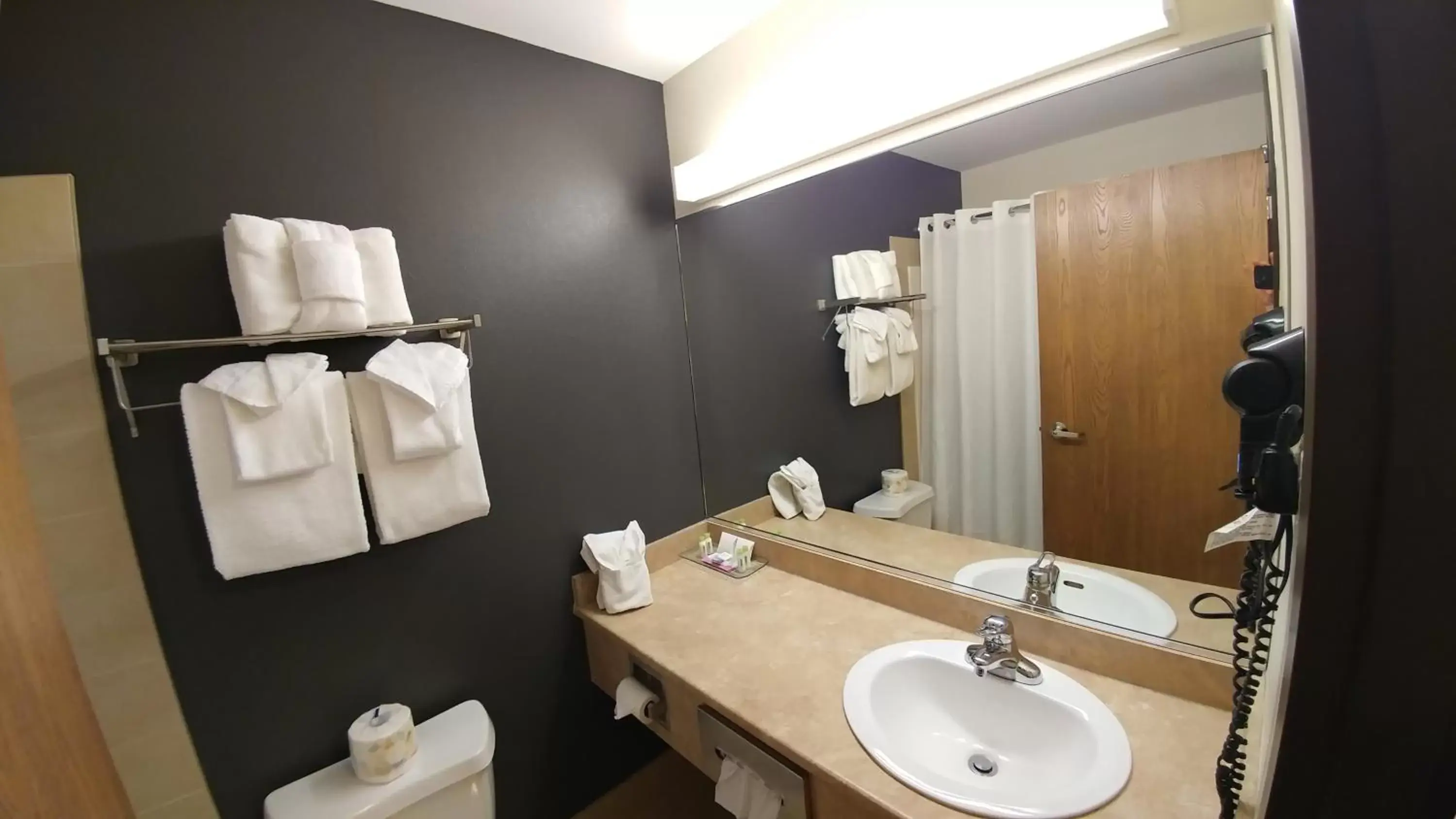 King Room - Mobility Access/Non-Smoking in Super 8 by Wyndham Quebec City