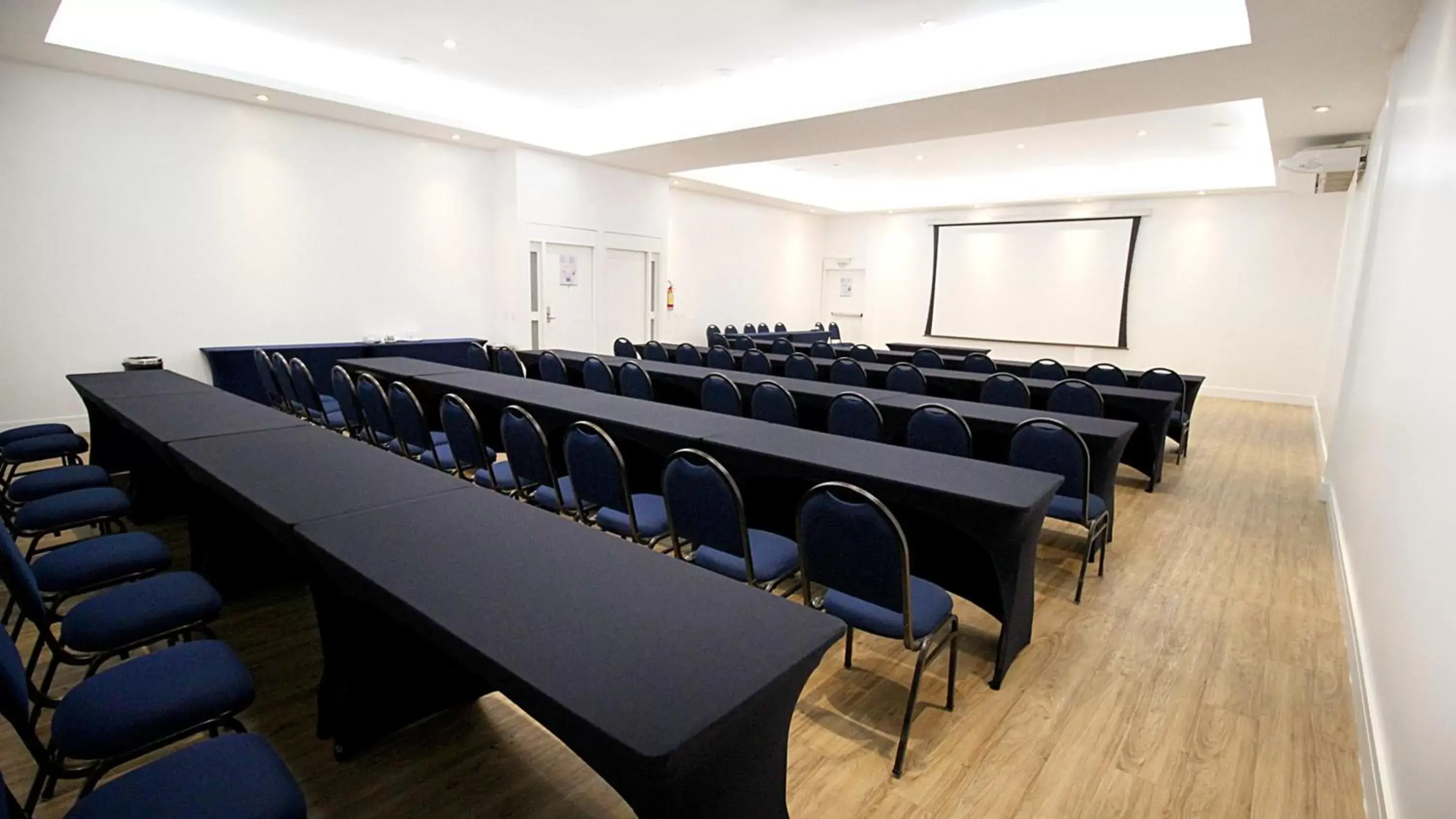 Meeting/conference room in Holiday Inn Fortaleza, an IHG Hotel