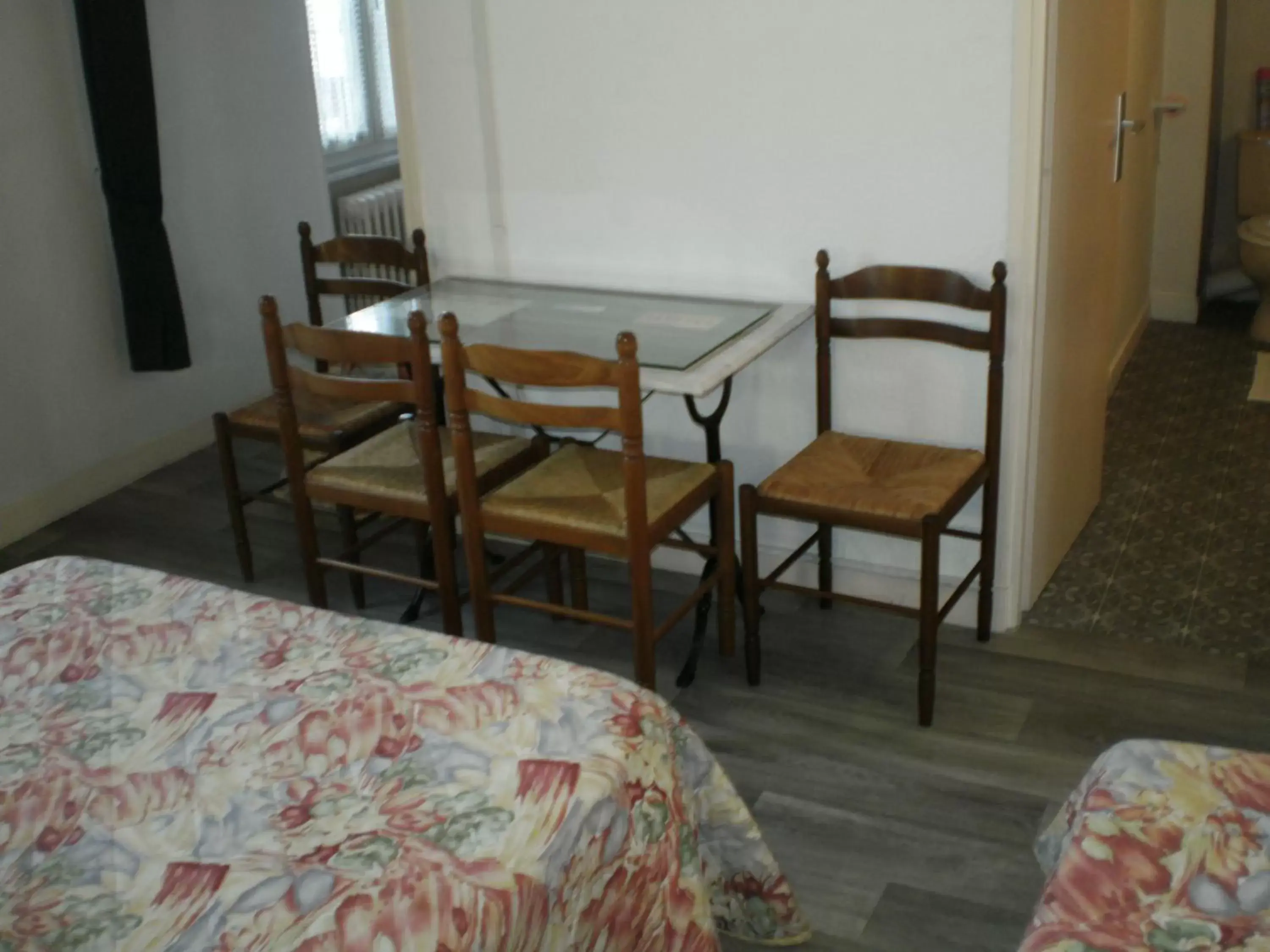 Photo of the whole room, Dining Area in Hotel De La Gare