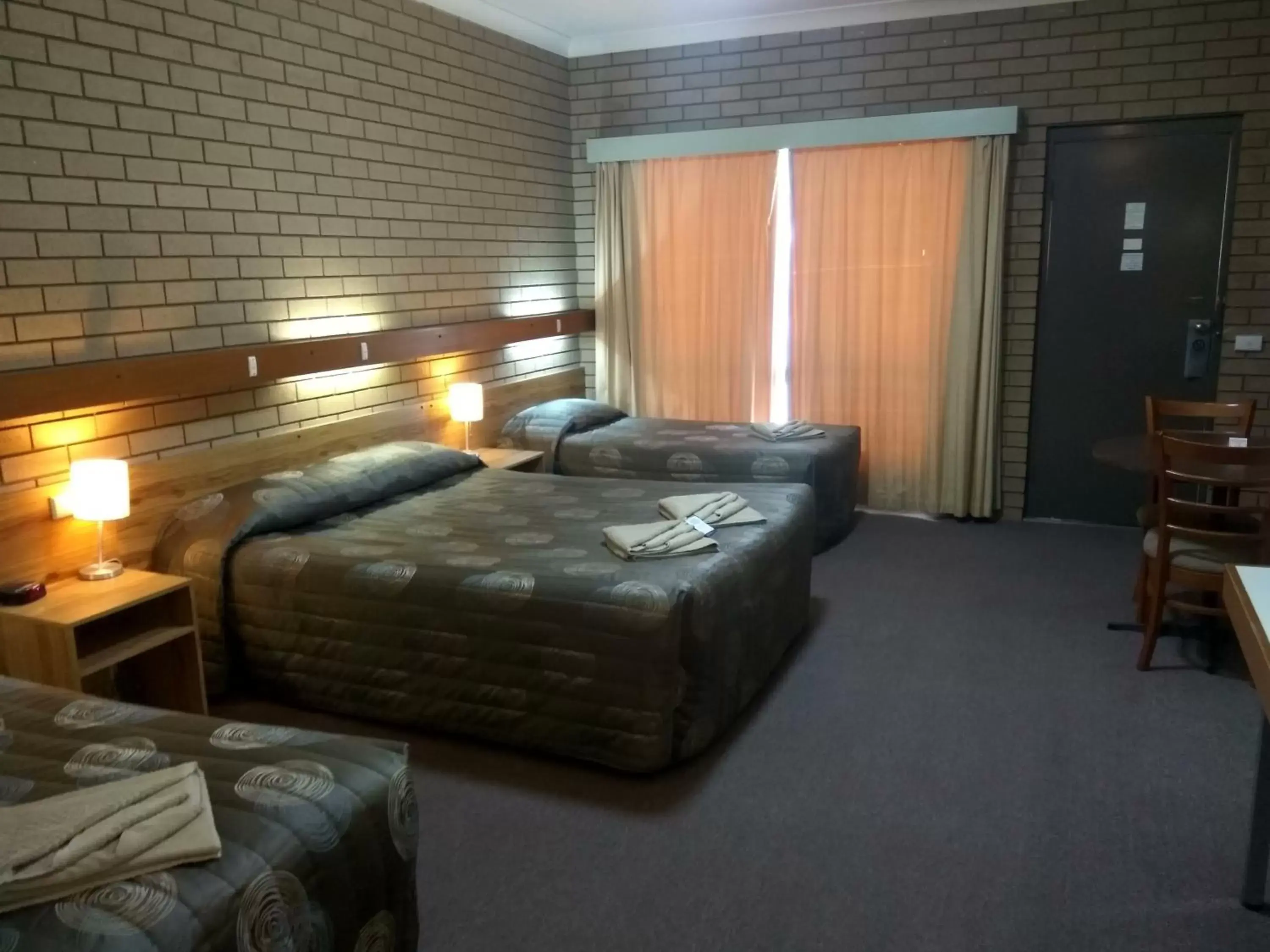 Bed in Holbrook Town Centre Motor Inn