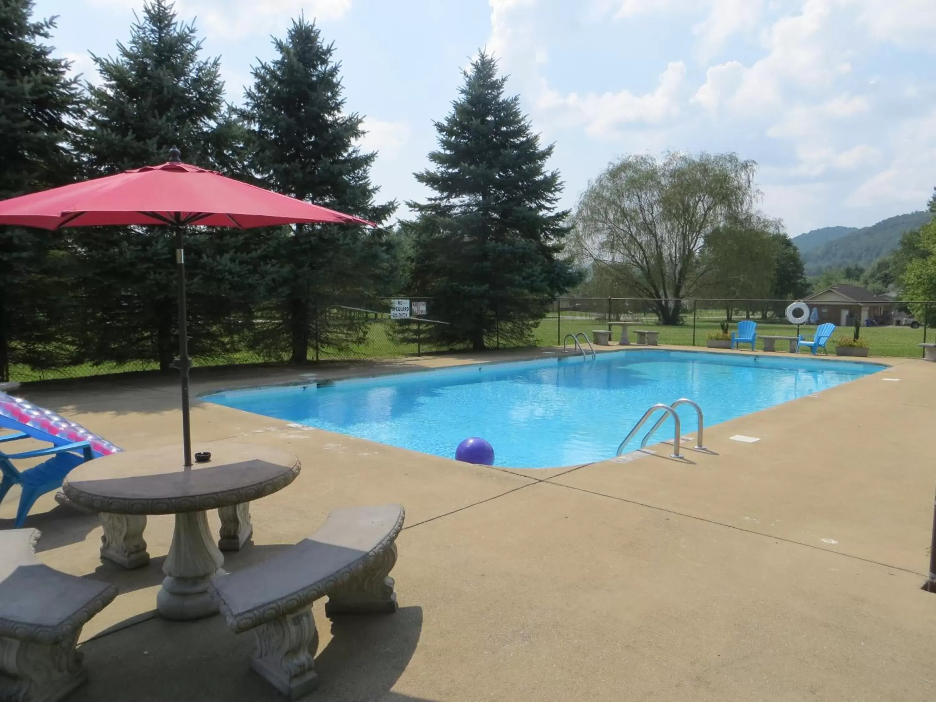 Swimming Pool in Americourt Hotel - Mountain City