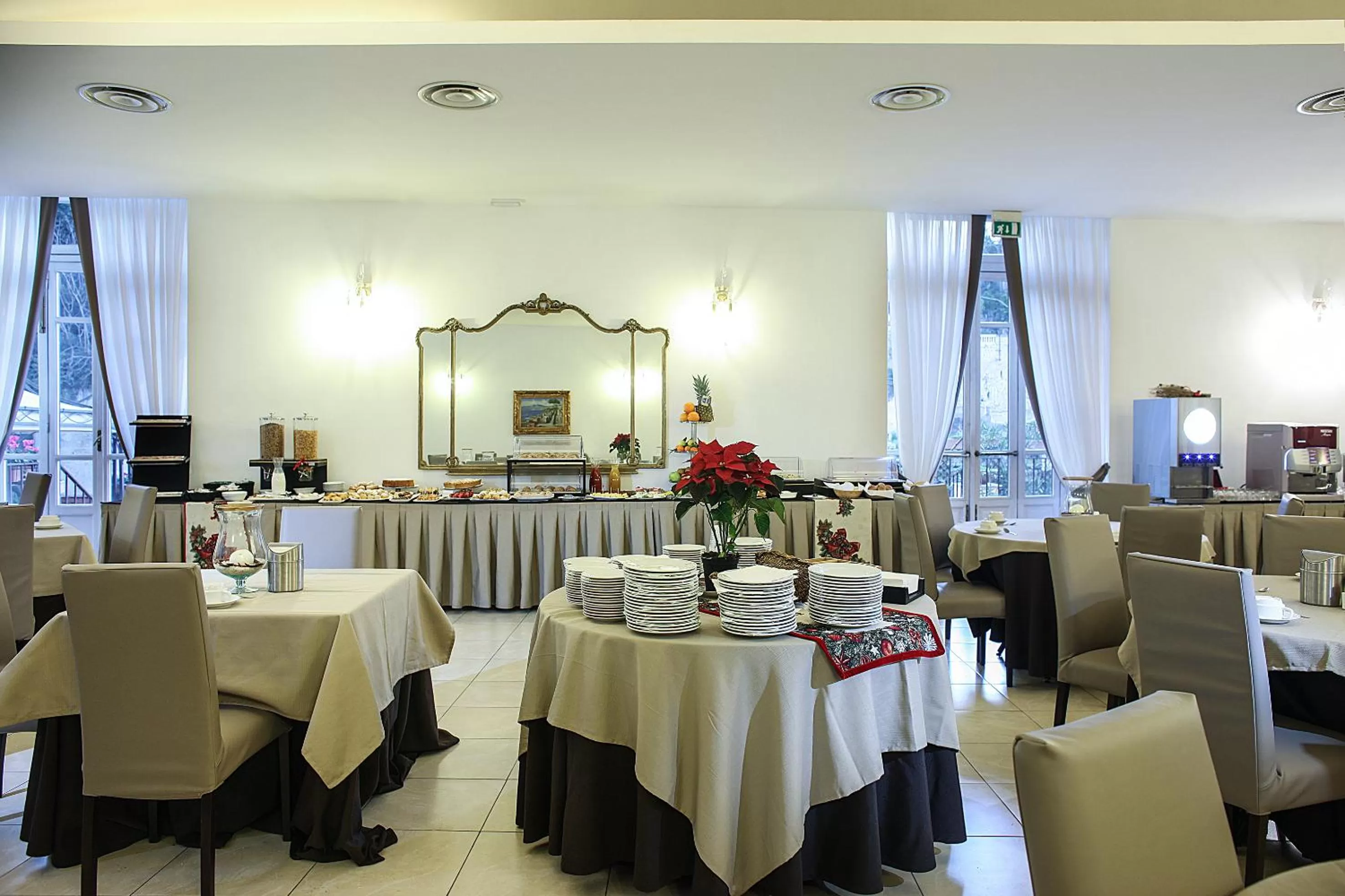 Restaurant/places to eat in Grand Hotel Capodimonte