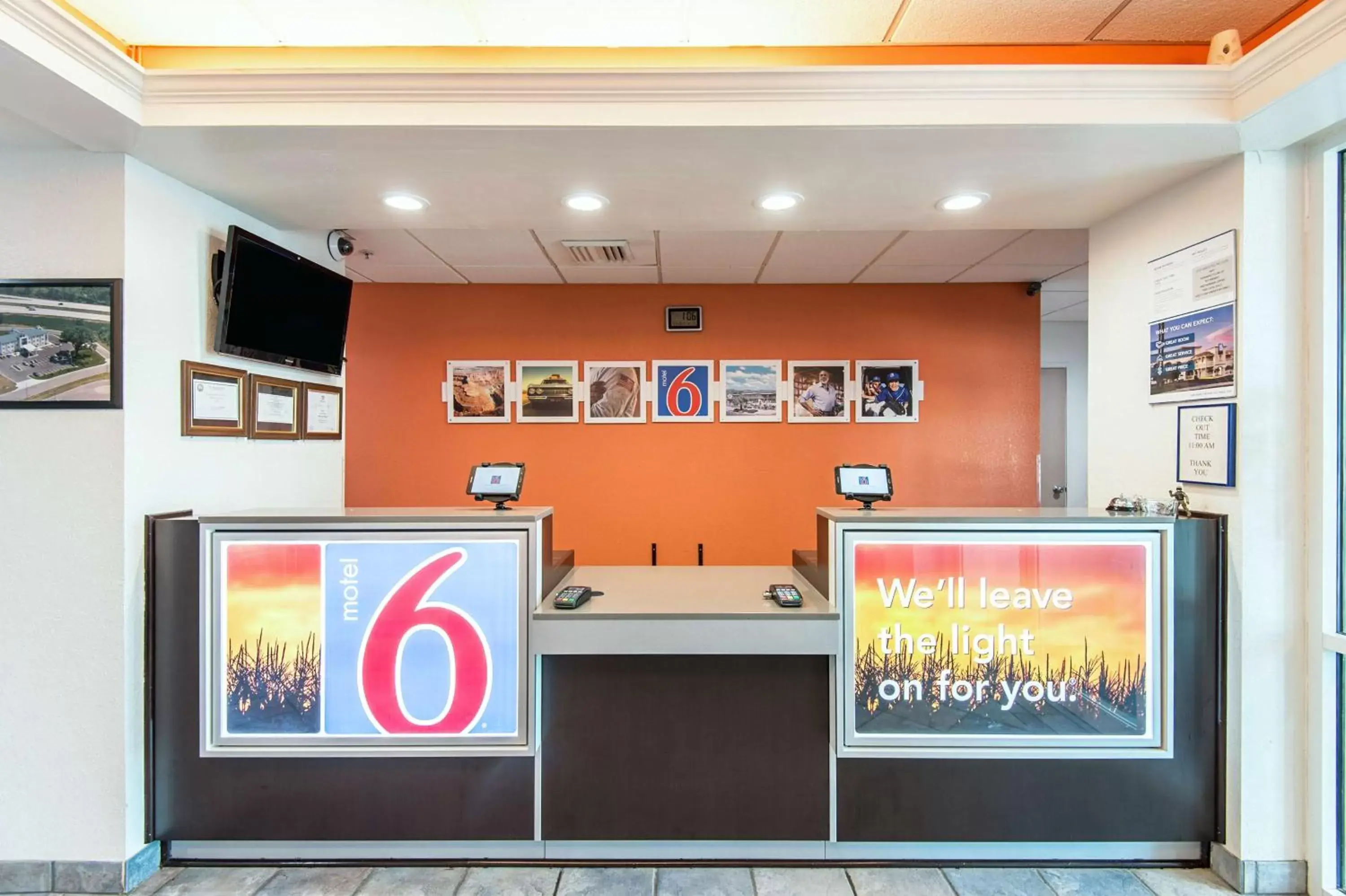 Lobby or reception in Motel 6-Junction City, KS