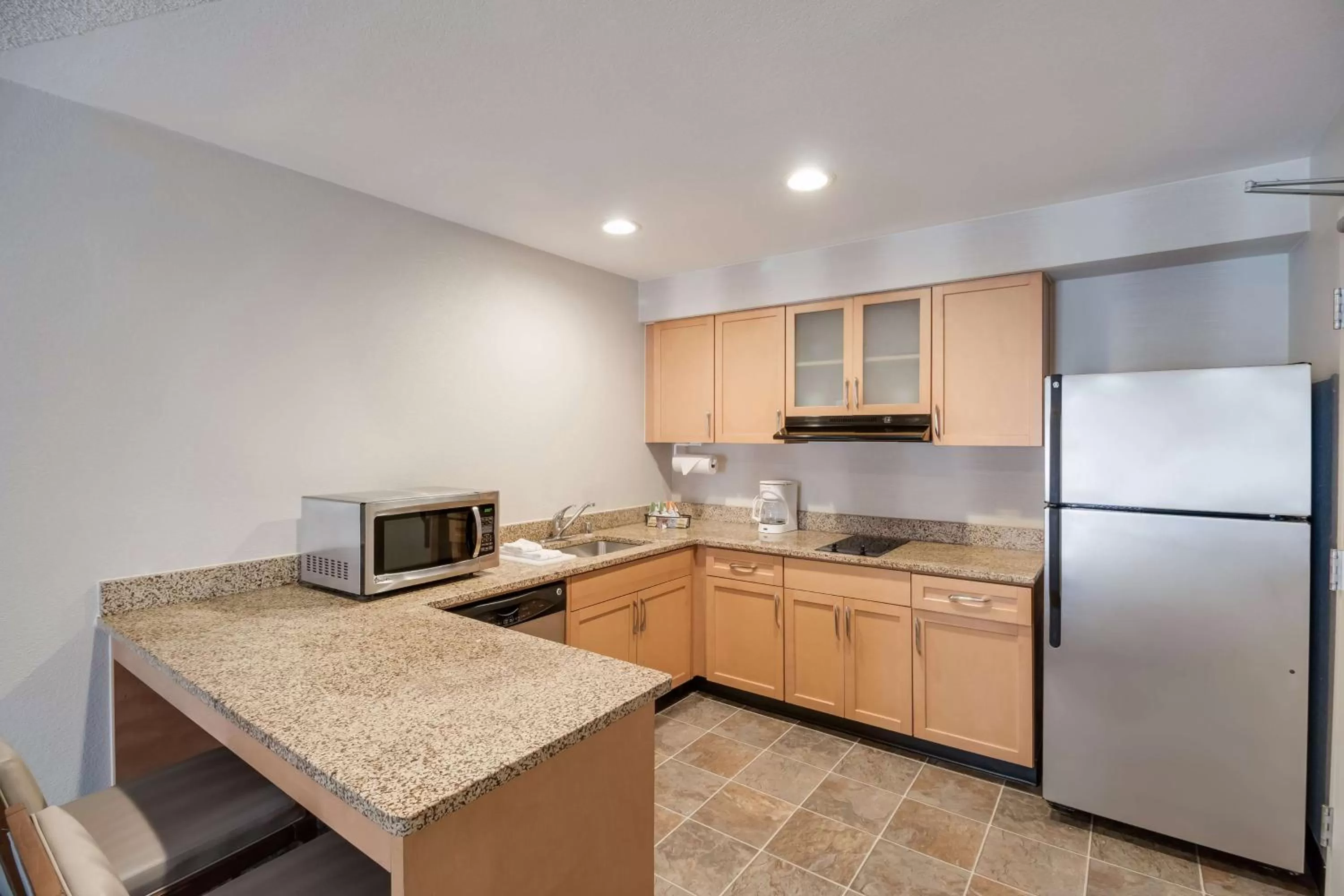 Kitchen or kitchenette in Sonesta ES Suites Huntington Beach Fountain Valley