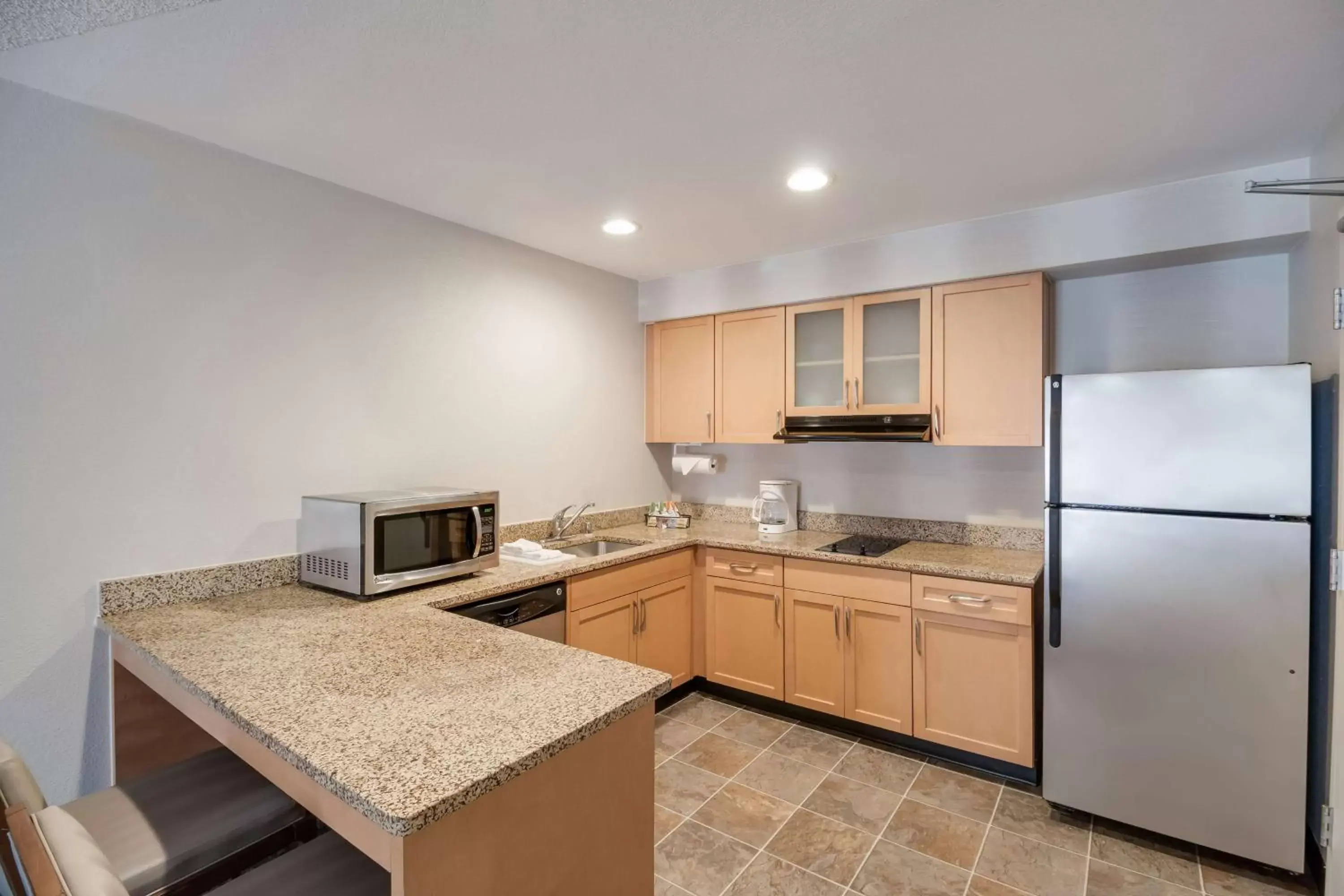 Kitchen or kitchenette, Kitchen/Kitchenette in Sonesta ES Suites Huntington Beach Fountain Valley