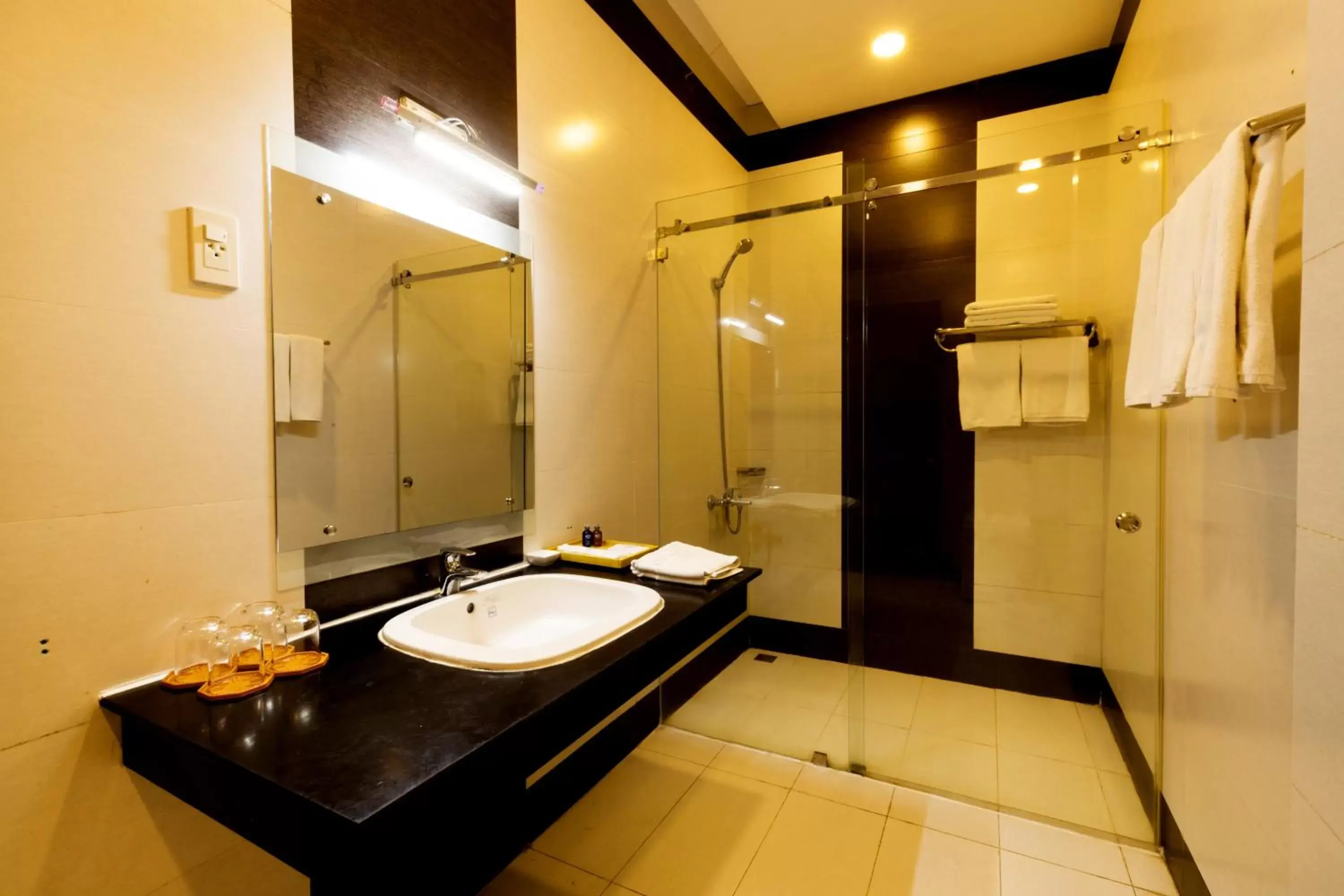 Toilet, Bathroom in Airport Saigon Hotel - Gần ẩm thực đêm chợ Phạm Văn Hai