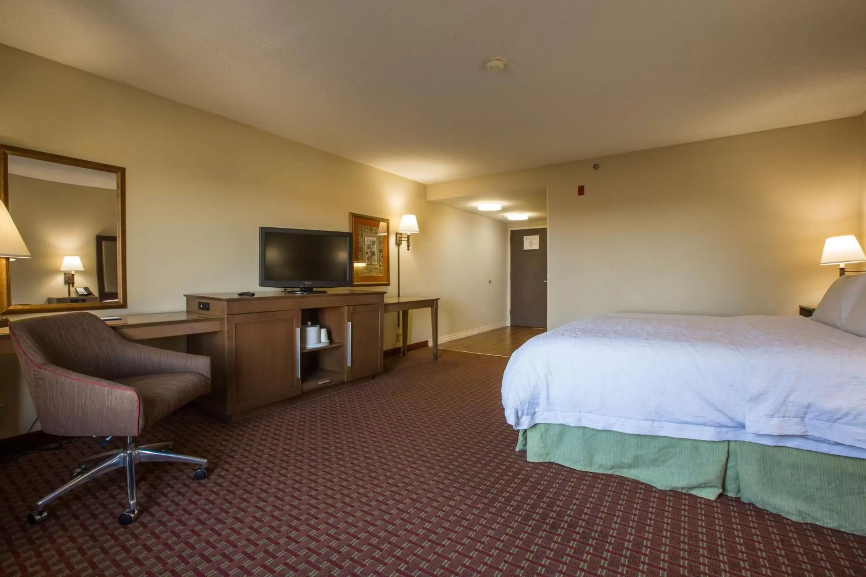 Bed, TV/Entertainment Center in Hampton Inn Washington