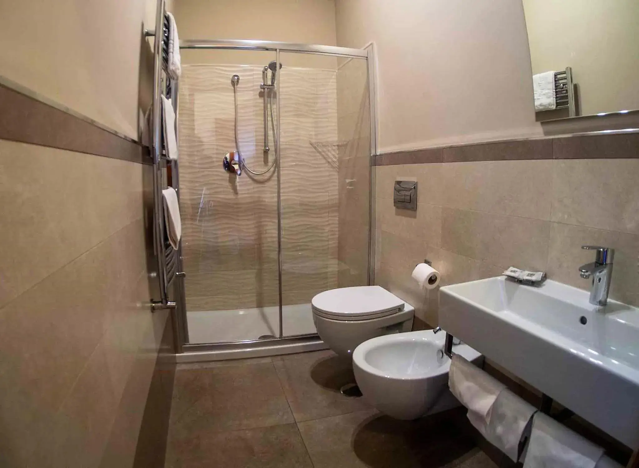 Shower, Bathroom in Albergo Dei Leoni