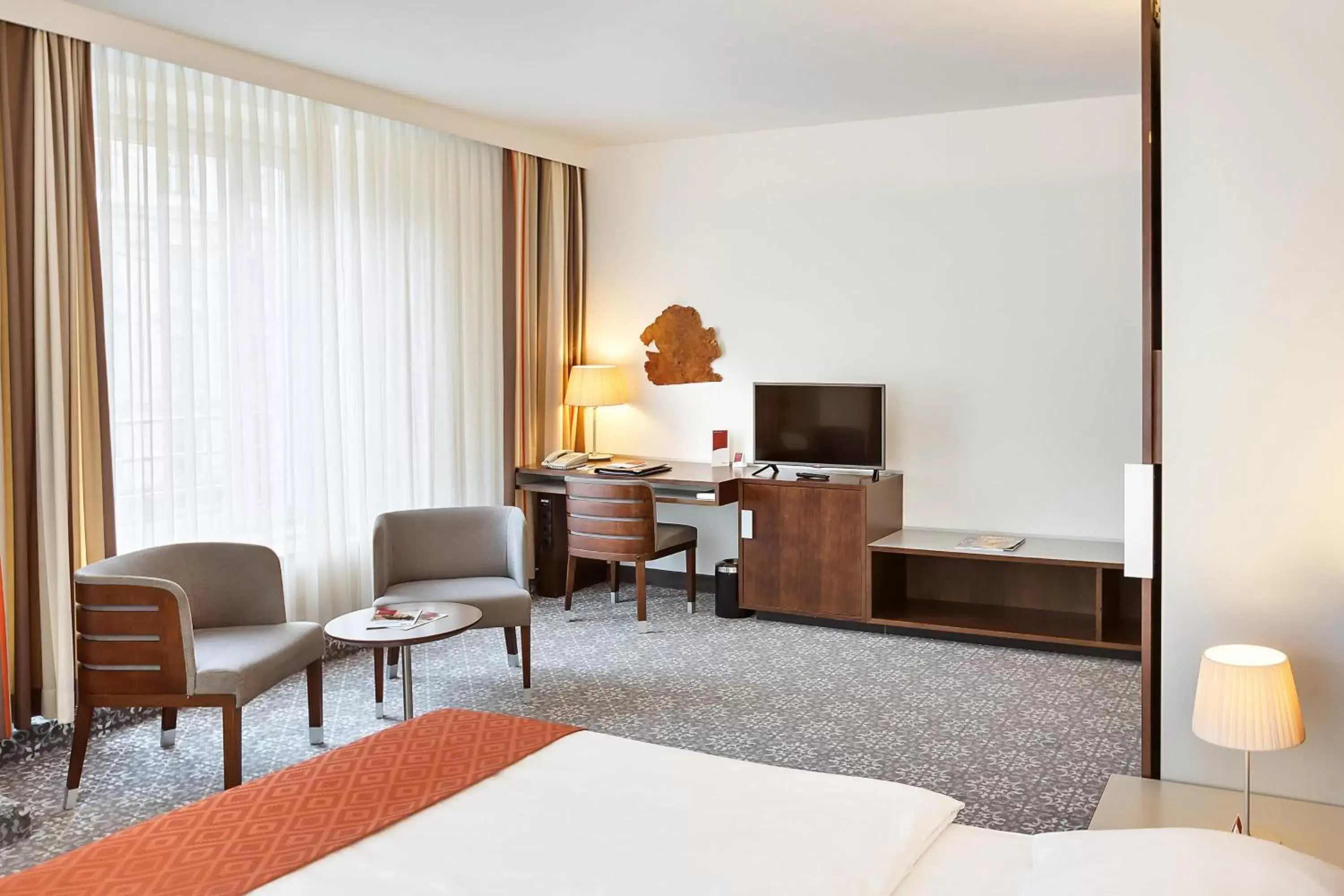 Bed, TV/Entertainment Center in Austria Trend Hotel Europa Wien