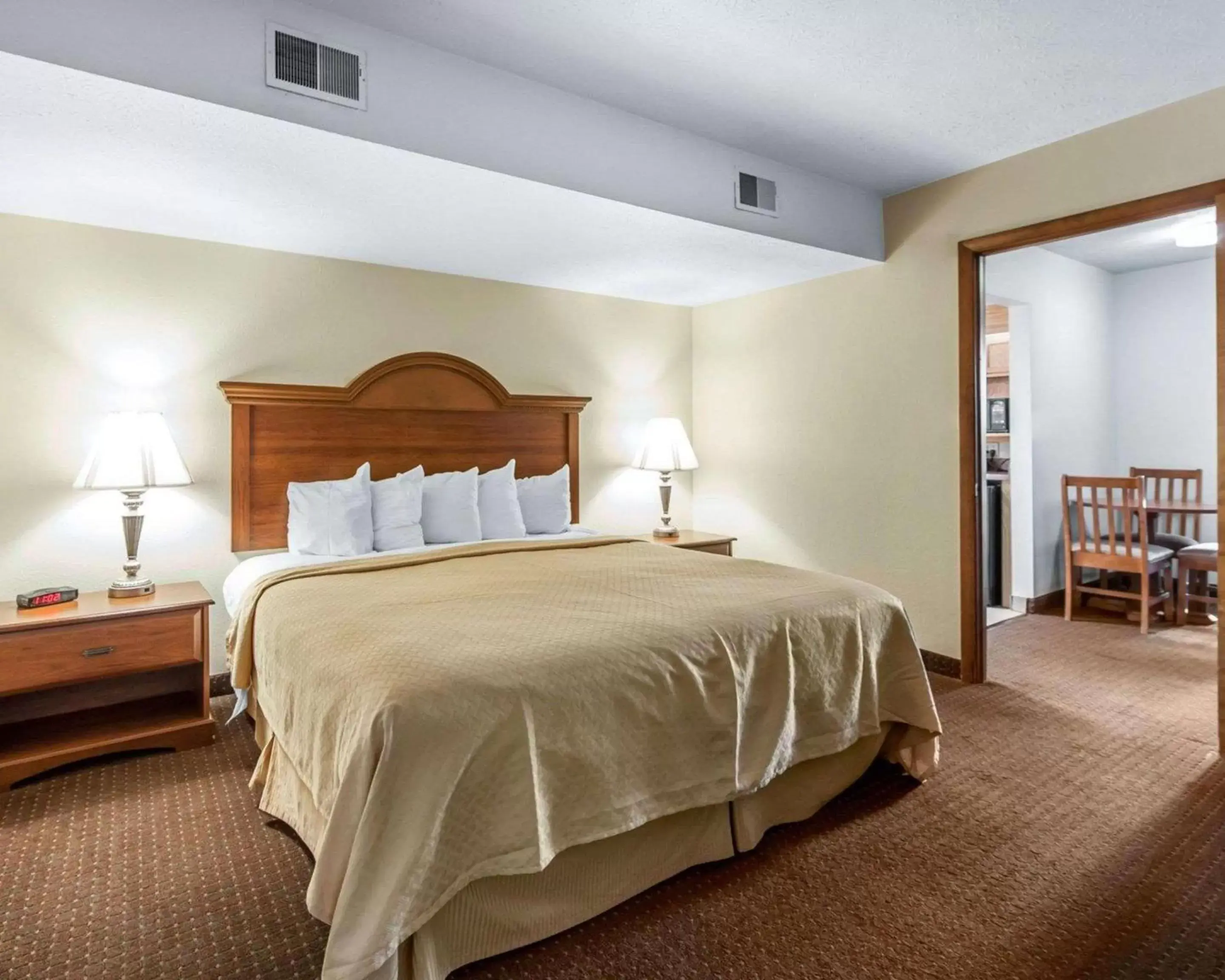 Photo of the whole room, Bed in Quality Inn & Suites at Dollywood Lane