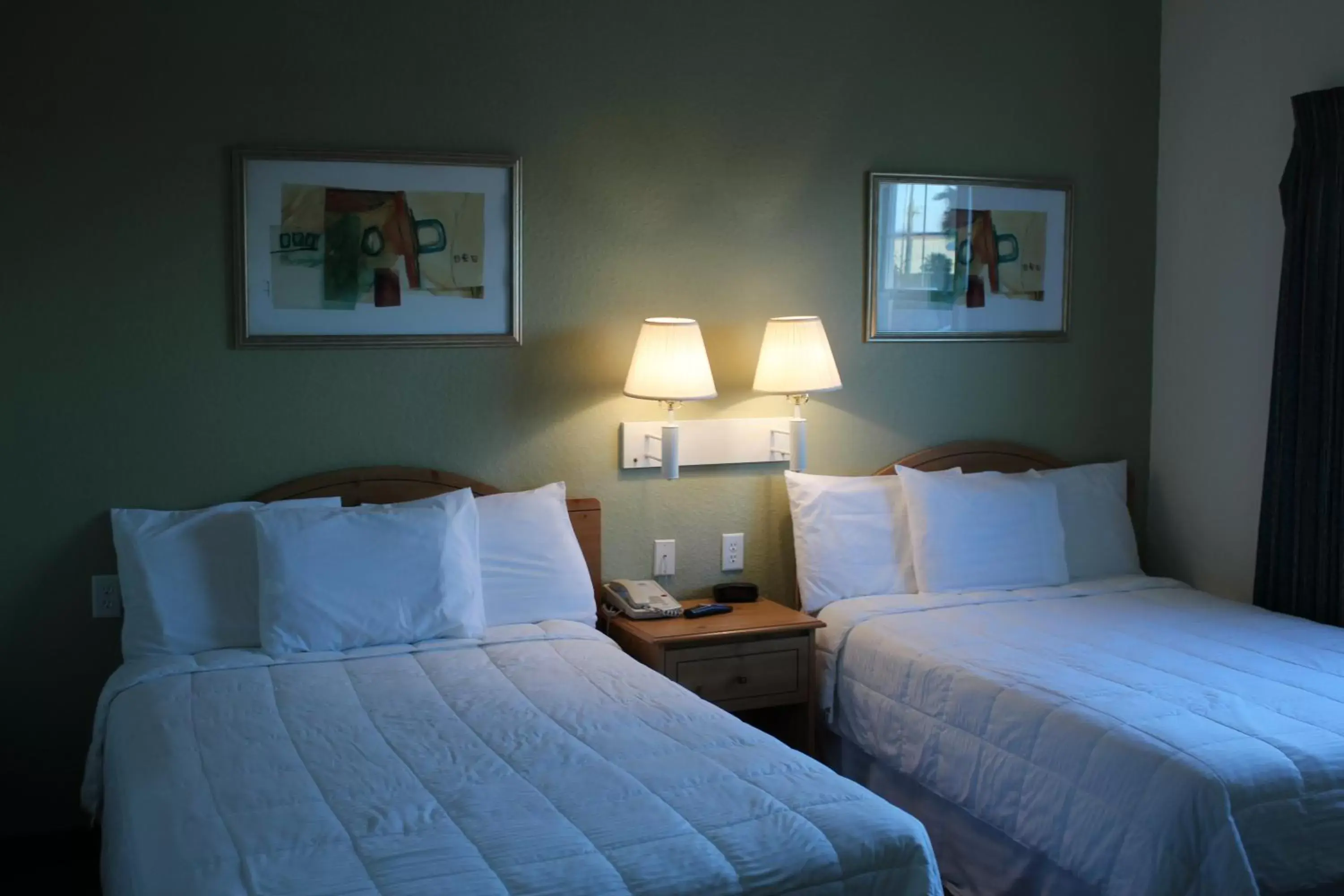 Deluxe Studio with Two Double Beds in Americas Best Value Inn & Suites-Winnie