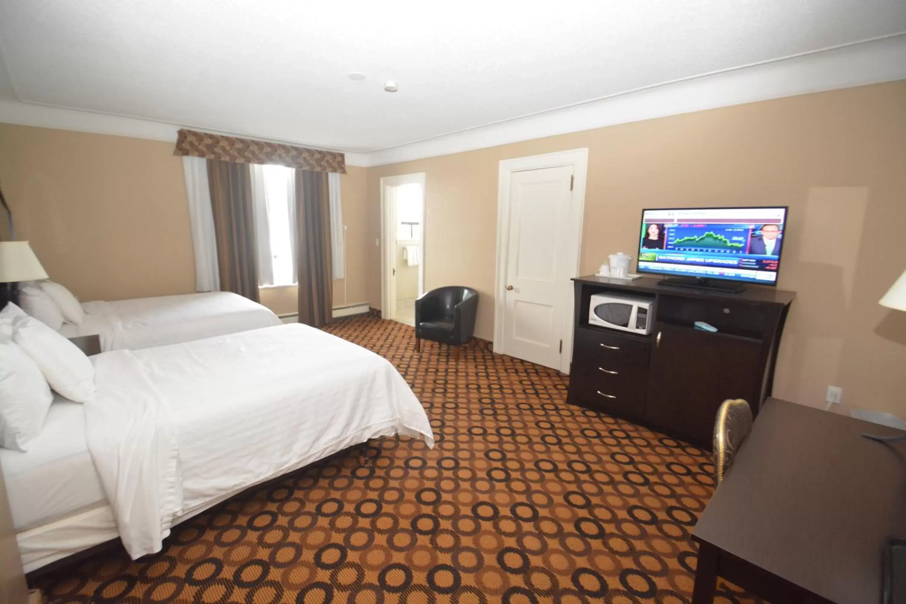 Bedroom, TV/Entertainment Center in Prince Arthur Waterfront Hotel & Suites