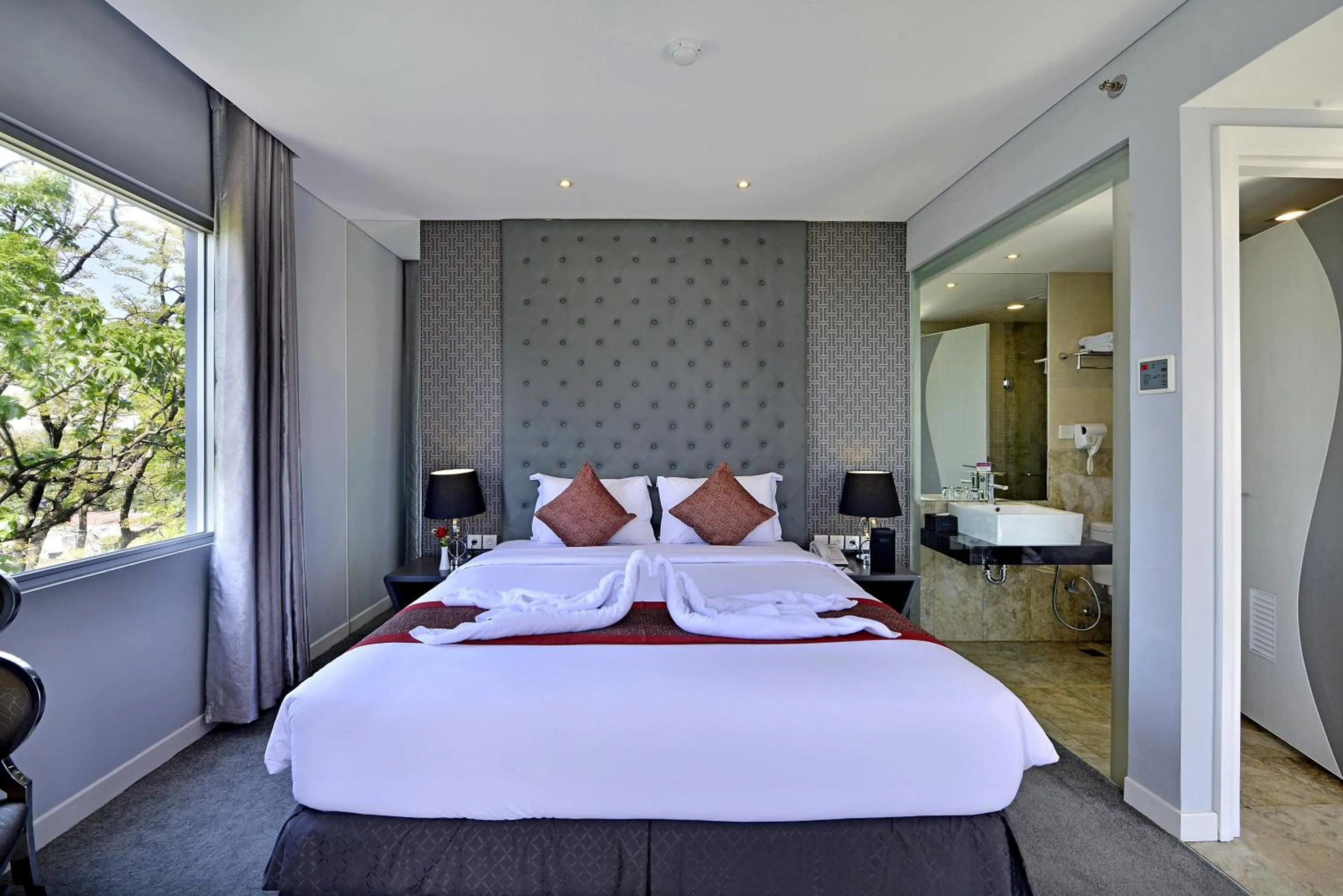 Photo of the whole room, Bed in Serela Cihampelas by KAGUM Hotels