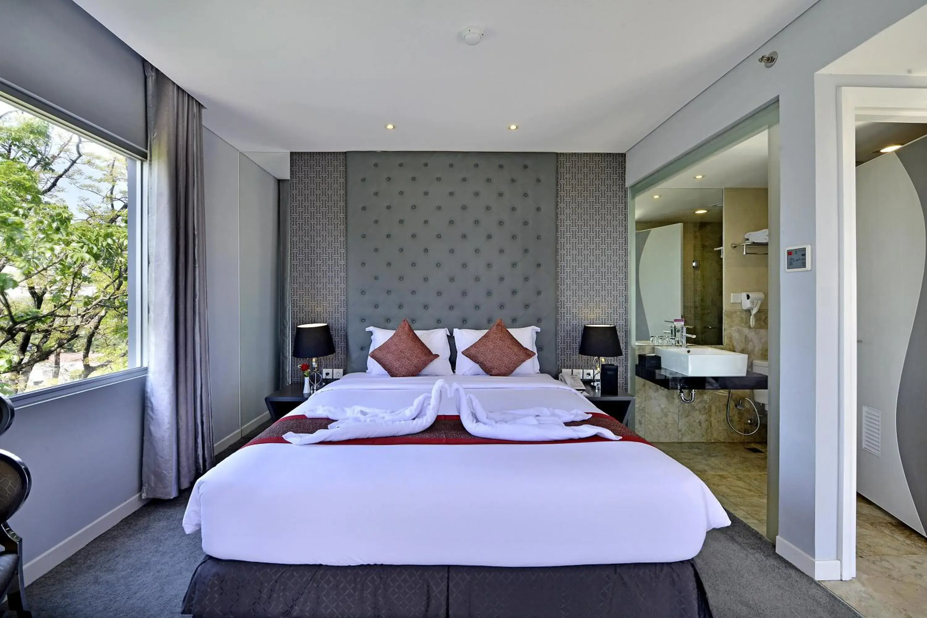 Photo of the whole room, Bed in Serela Cihampelas Hotel