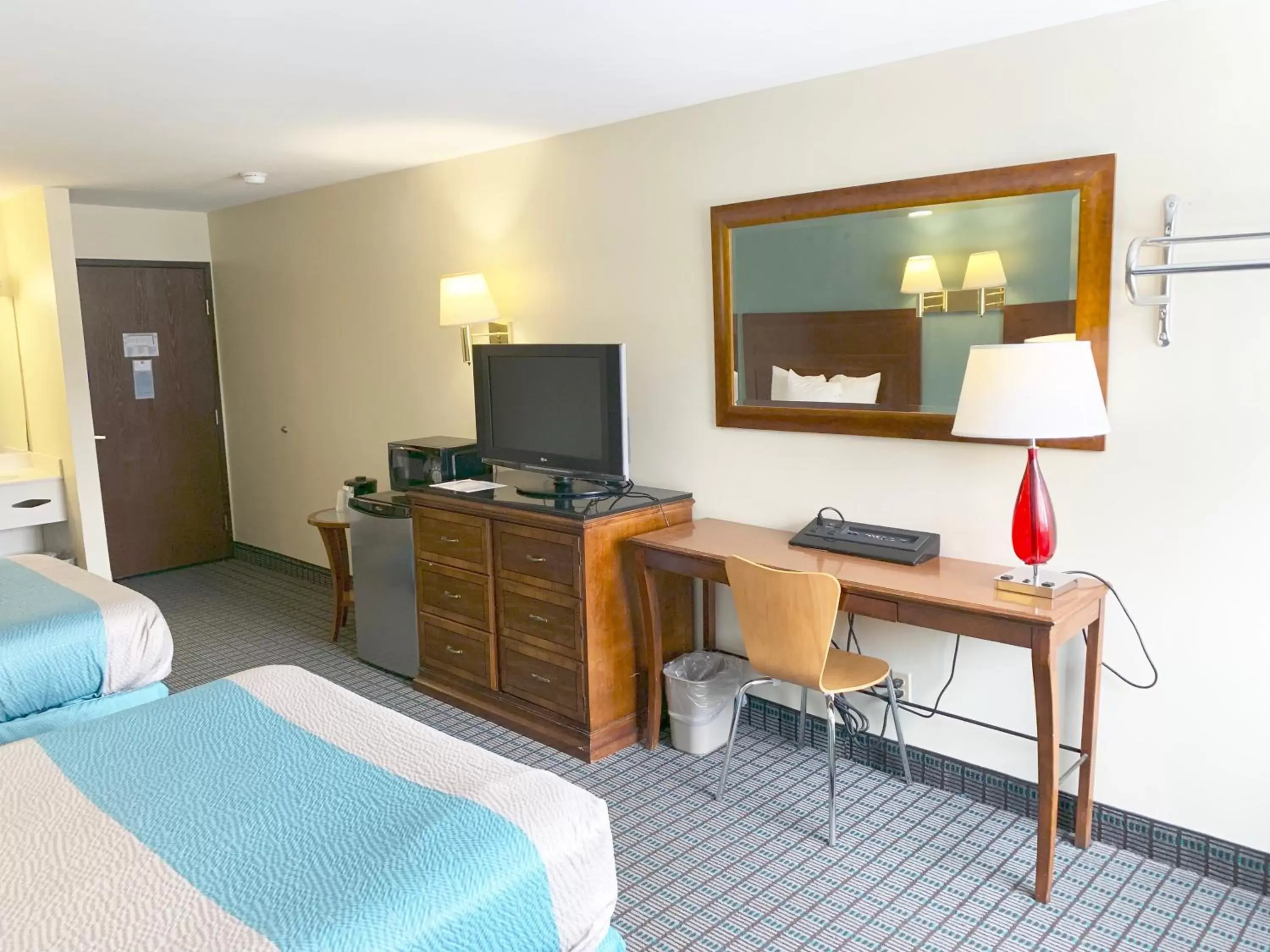 TV and multimedia, TV/Entertainment Center in Motel 6 McGraw, NY - Cortland