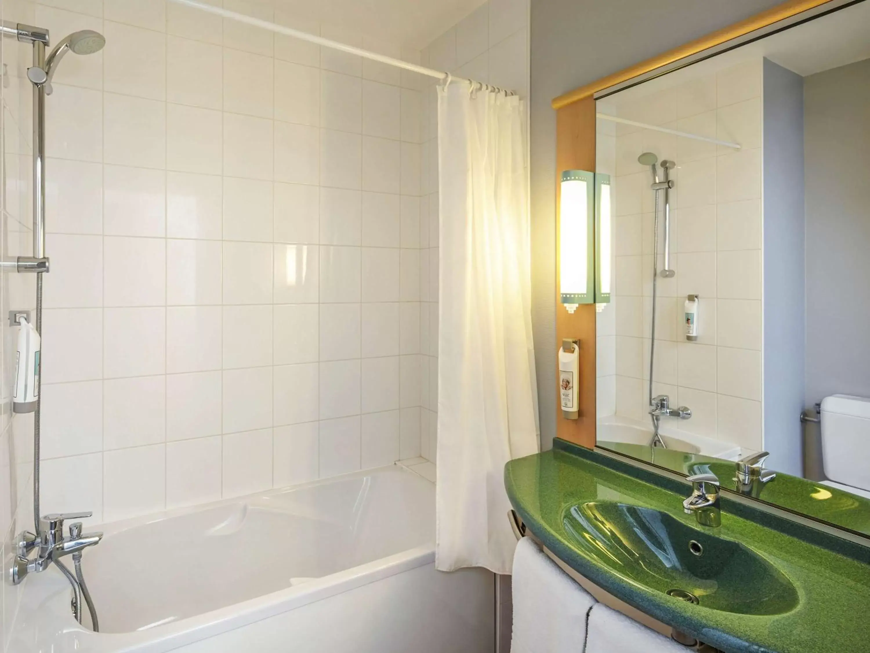 Photo of the whole room, Bathroom in ibis Chartres Ouest Luce