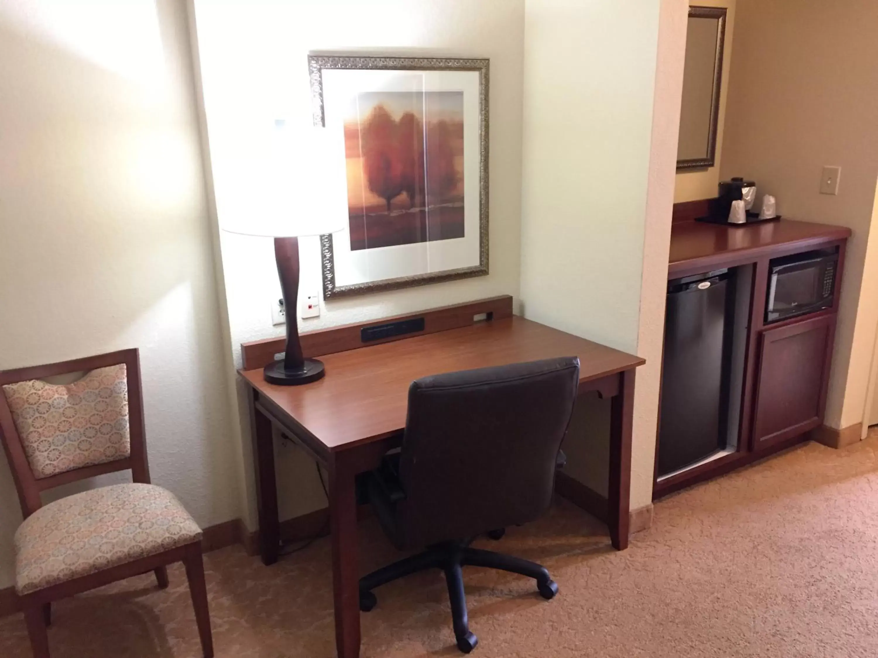 oven, TV/Entertainment Center in Country Inn & Suites Atlanta Downtown