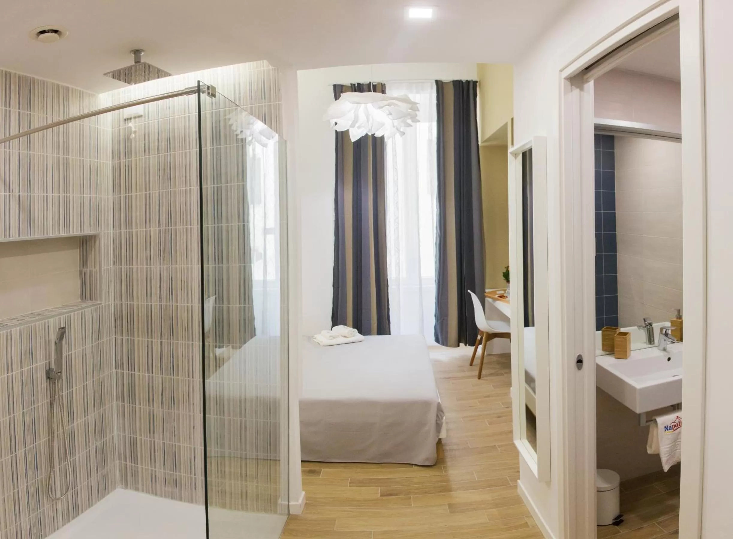 Shower, Bed in Napolinn