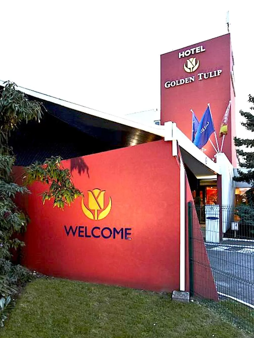 Property building, Property Logo/Sign in Golden Tulip Bâle Mulhouse - Hôtel Restaurant