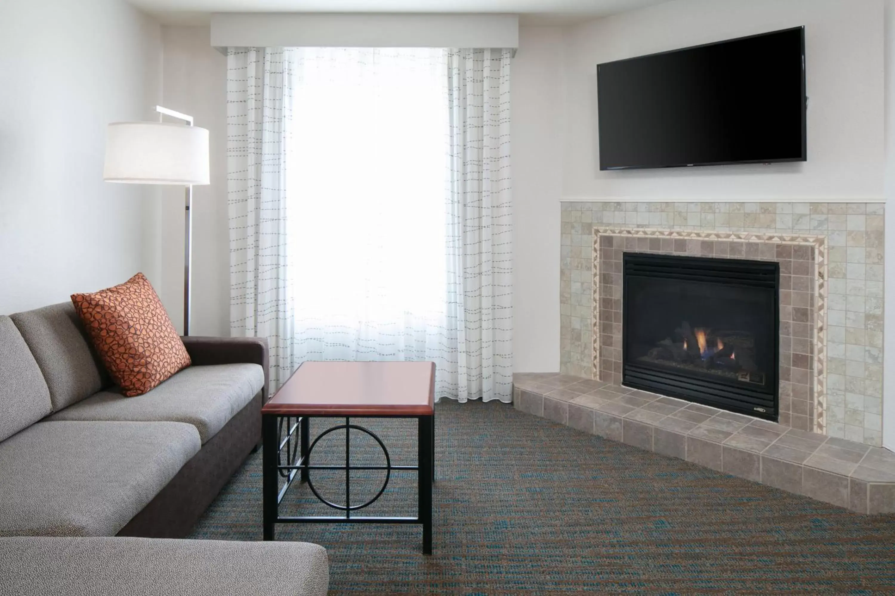 Living room, TV/Entertainment Center in Residence Inn by Marriott Lincoln South