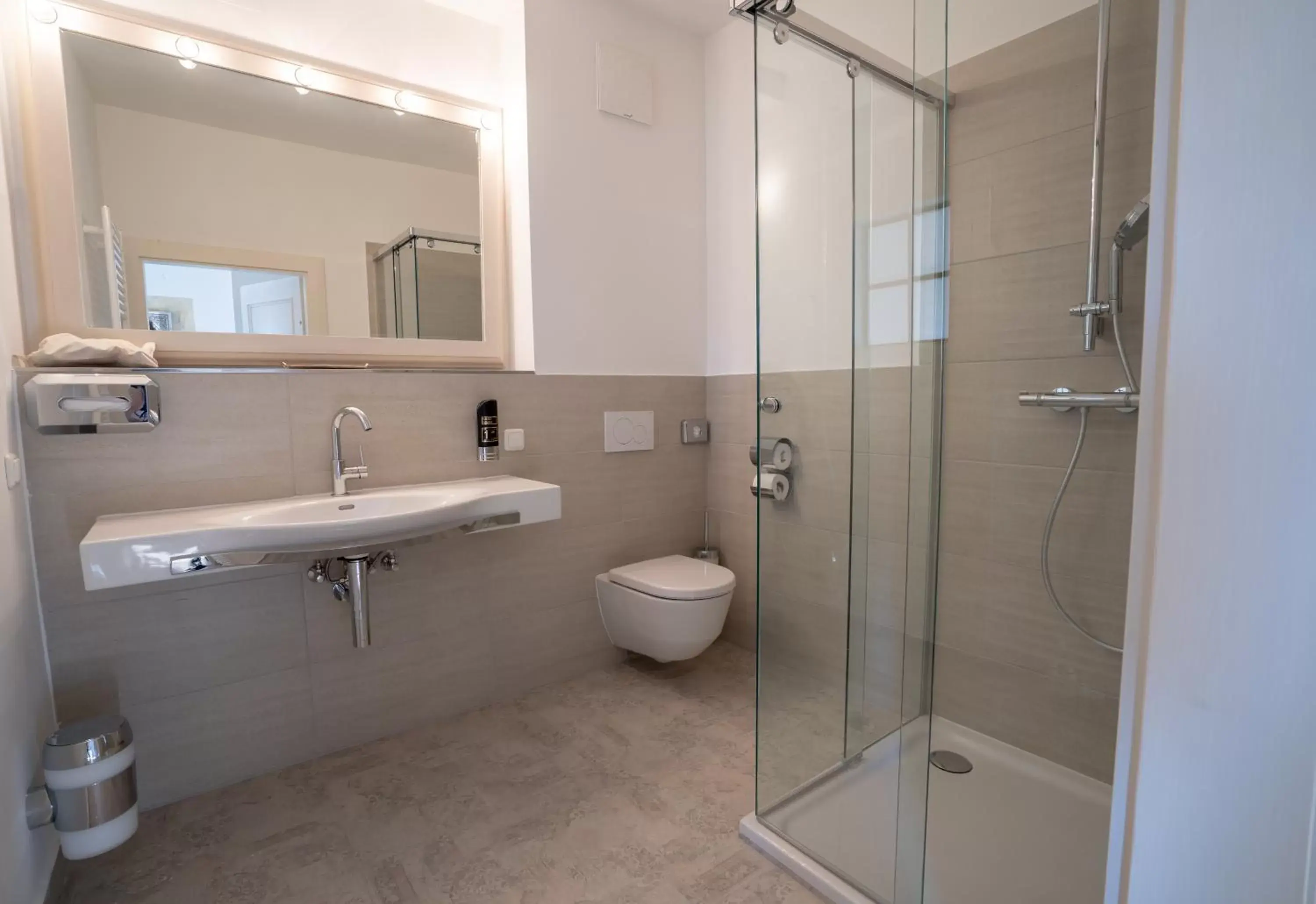 Shower, Bathroom in Schlosswirt zu Anif - Hotel und Restaurant