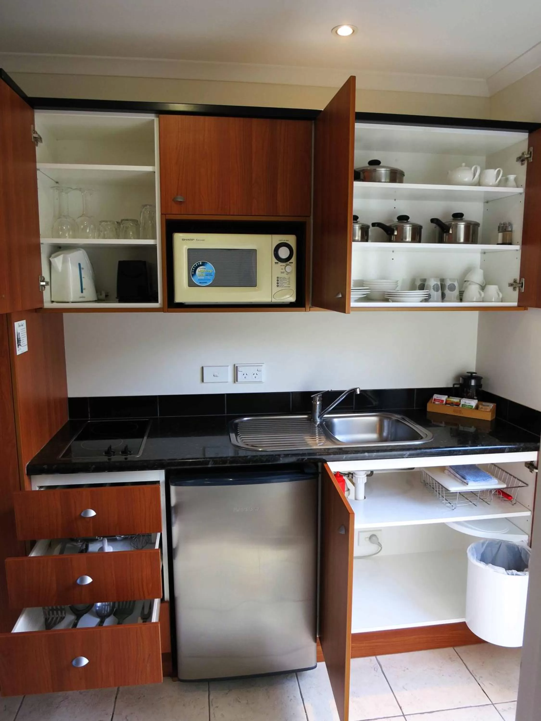 Kitchen or kitchenette in ASURE Ascot Motor Inn