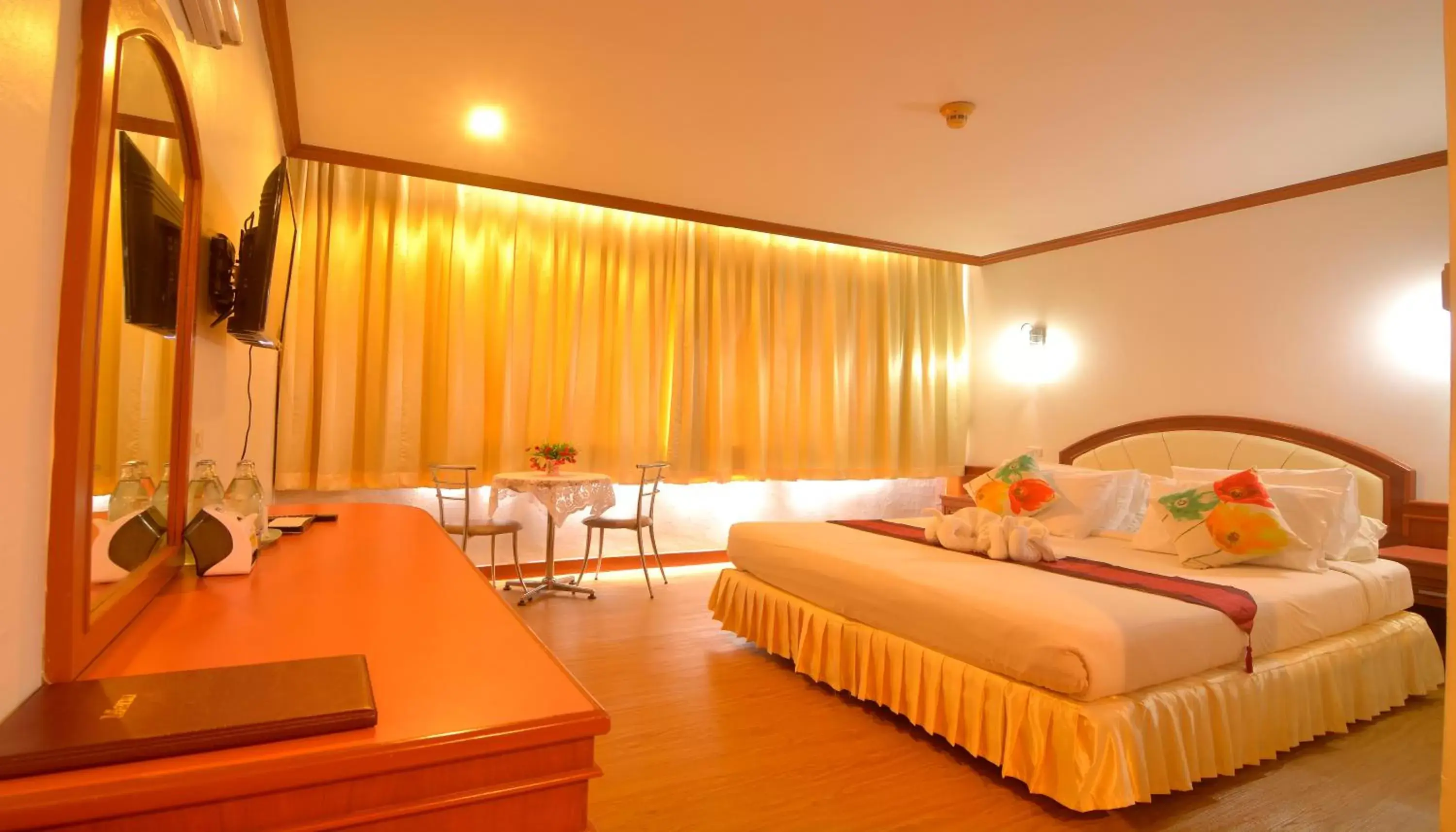 Photo of the whole room in Chumphon Gardens Hotel