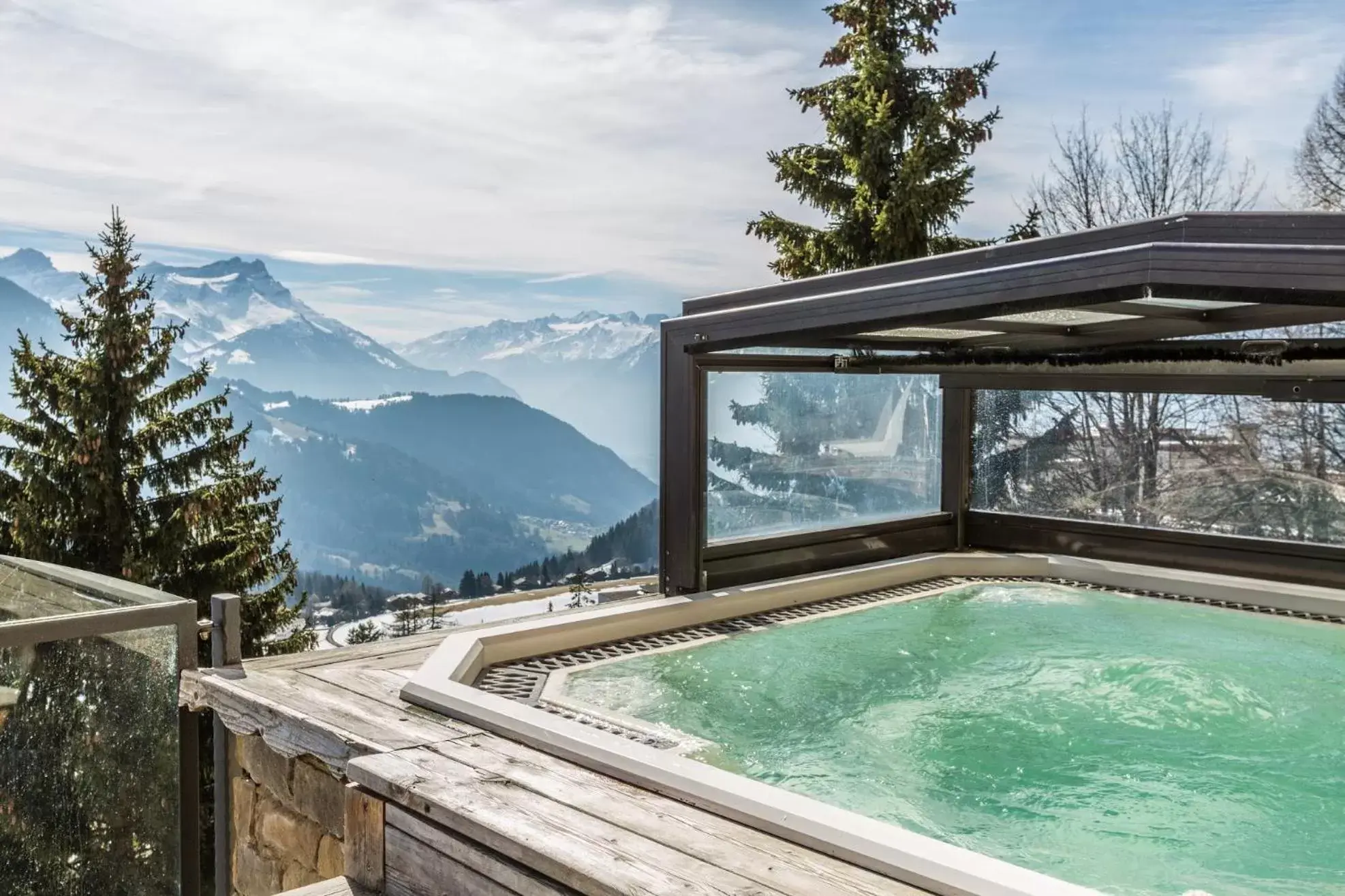 Hot Tub, Swimming Pool in Hôtel Le Grand Chalet
