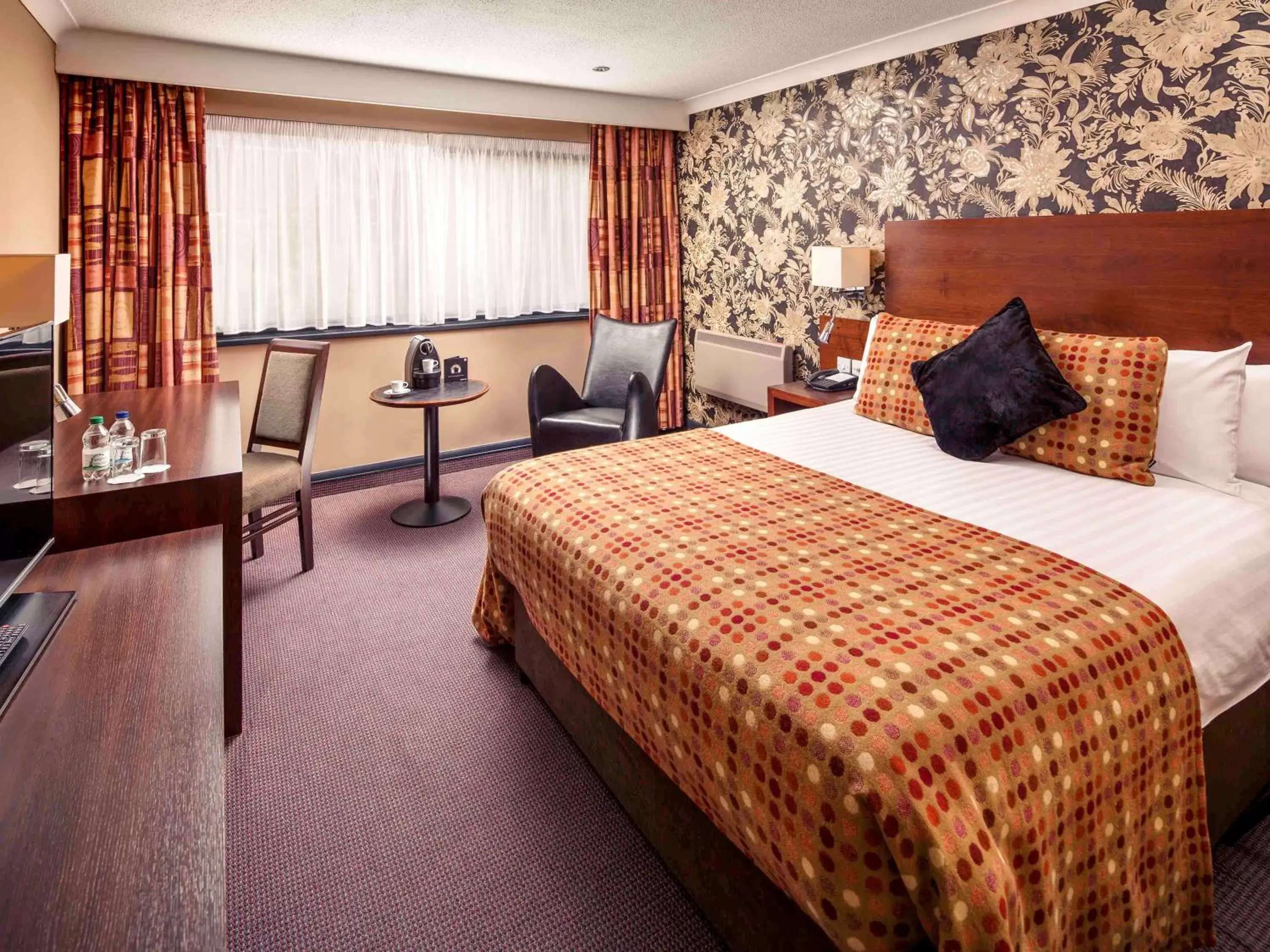 Photo of the whole room, Bed in Mercure Livingston Hotel