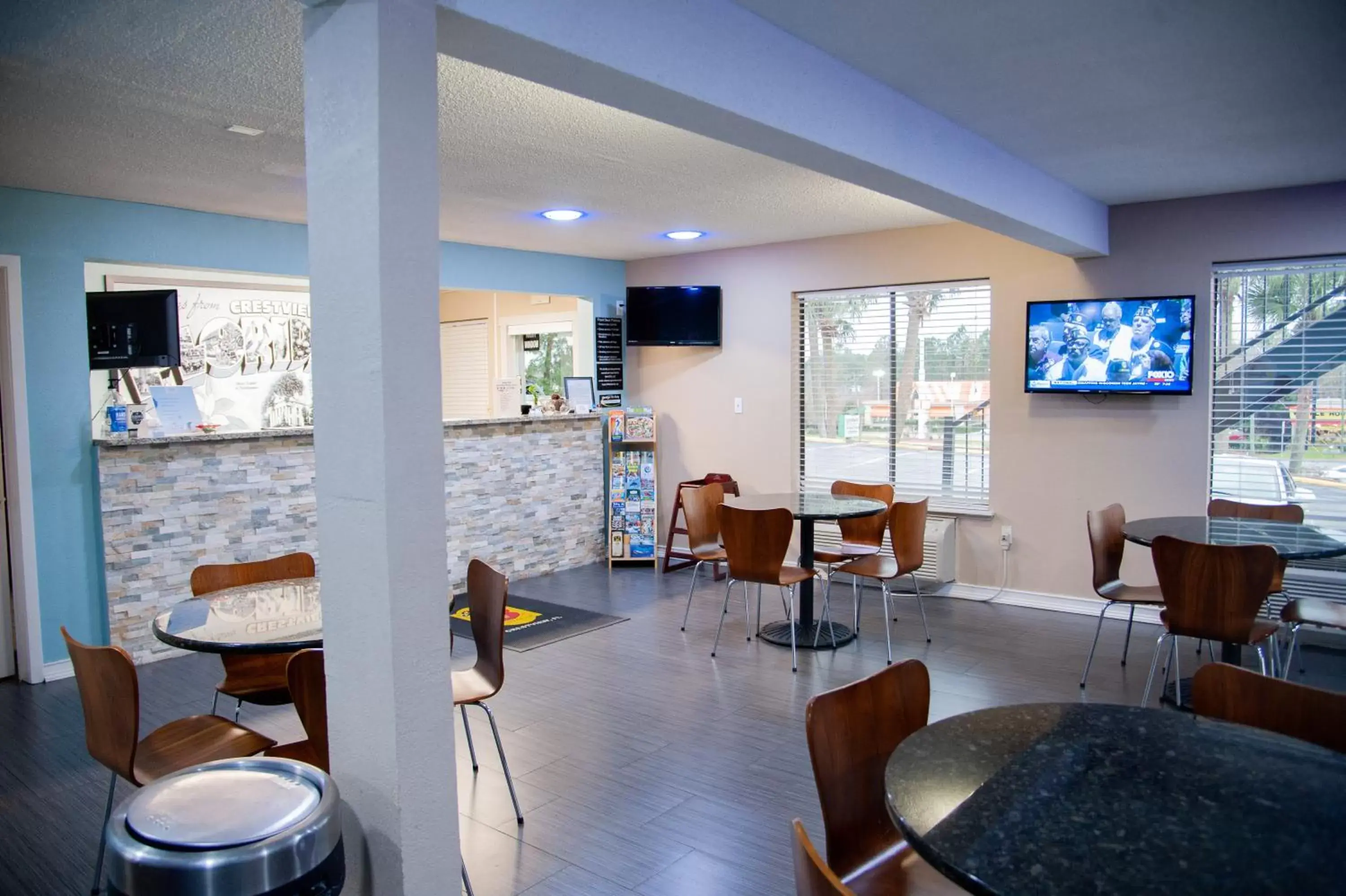 Lobby or reception, Restaurant/Places to Eat in Super 8 by Wyndham Crestview