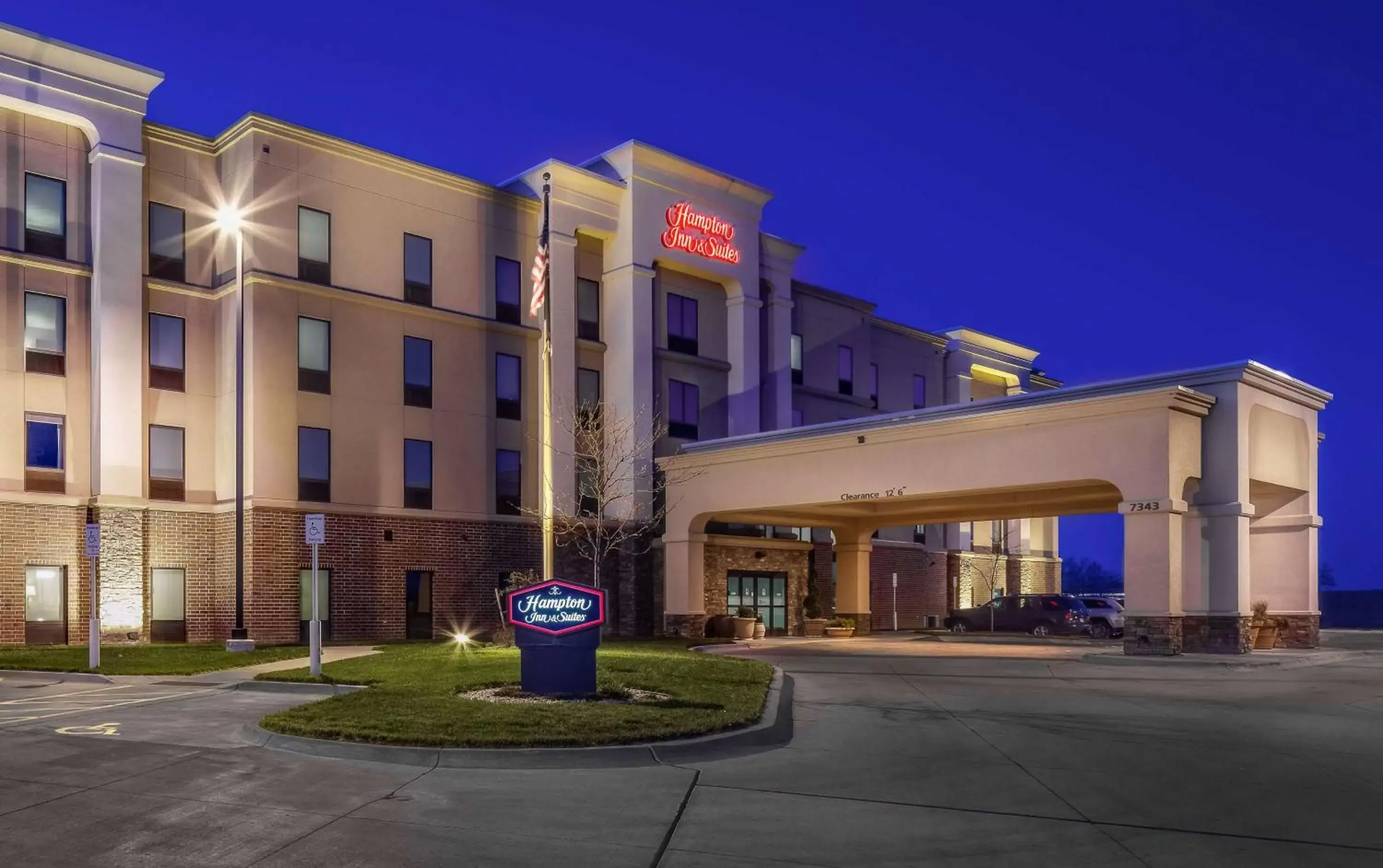 Property Building in Hampton Inn and Suites - Lincoln Northeast