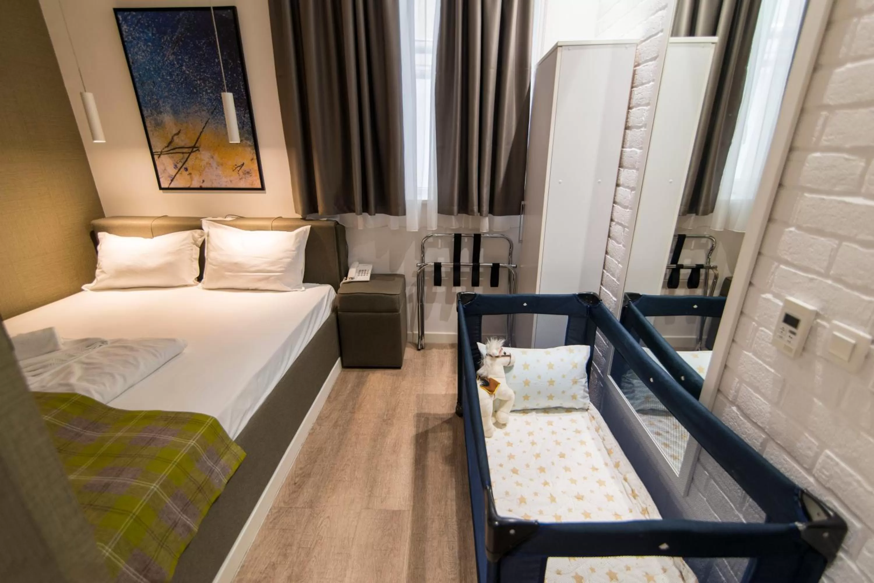 Shower, Bed in Belgrade Inn Garni Hotel