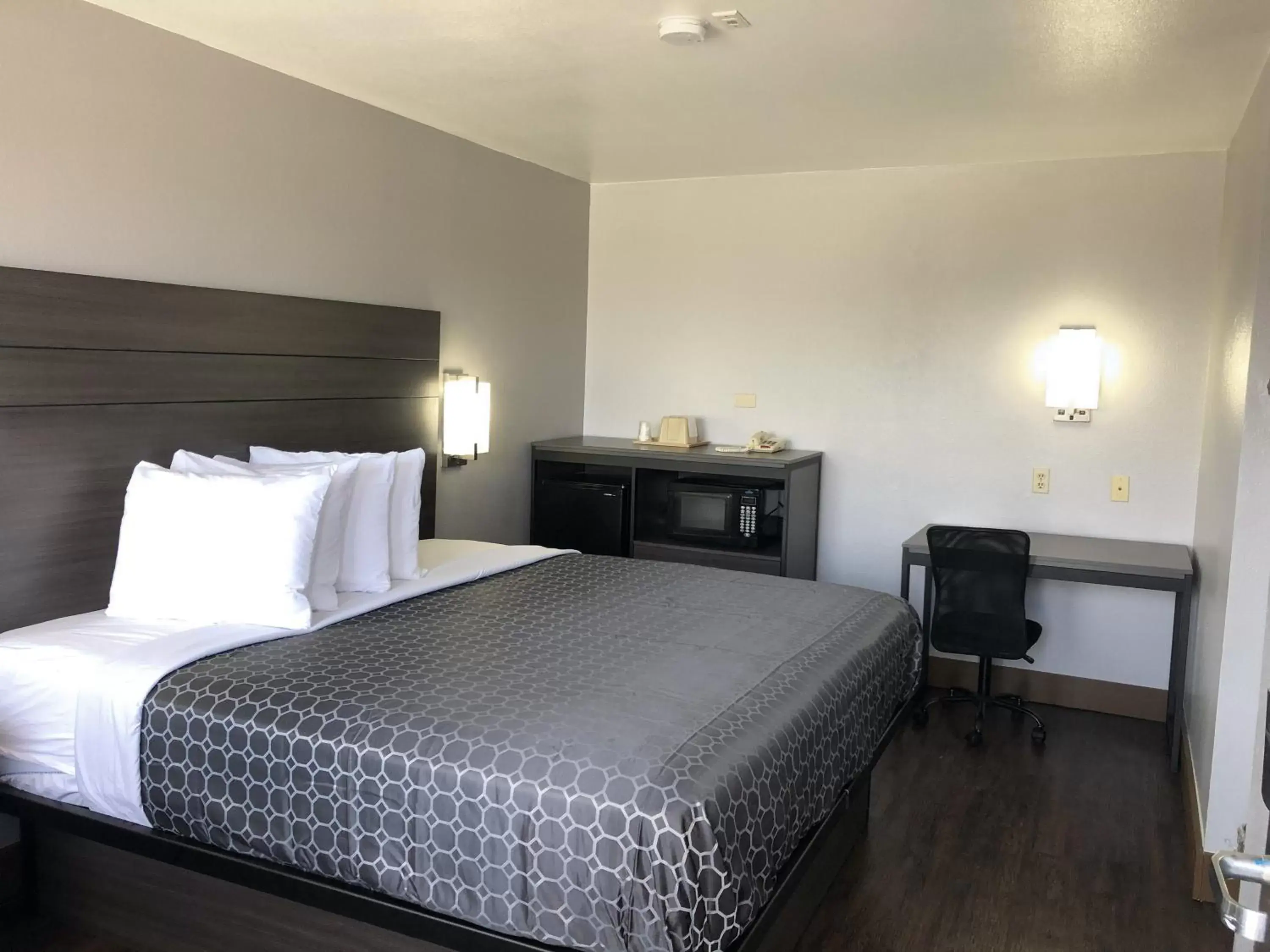 Photo of the whole room, Bed in Sky Palace Inn By Jasper Near AT & T Center