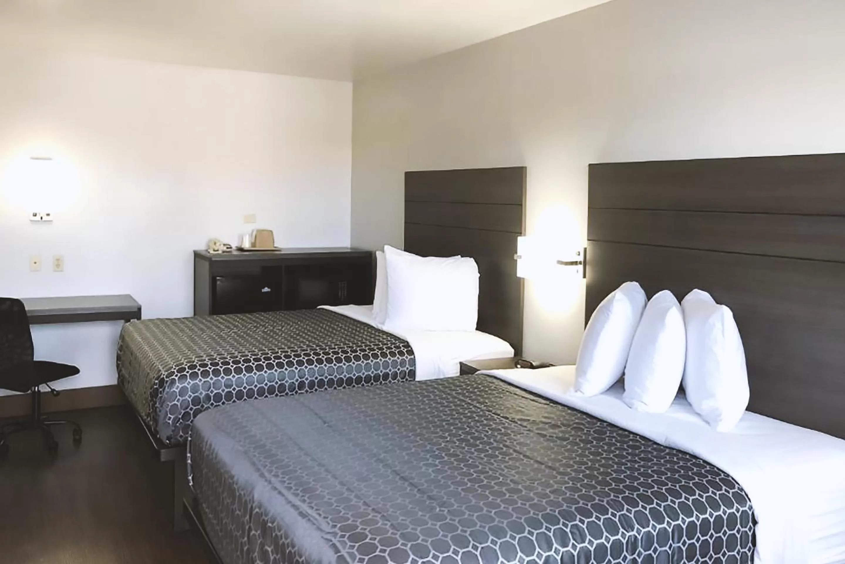 Bedroom, Bed in Blue Way Inn By Jasper Near Frost Bank Center