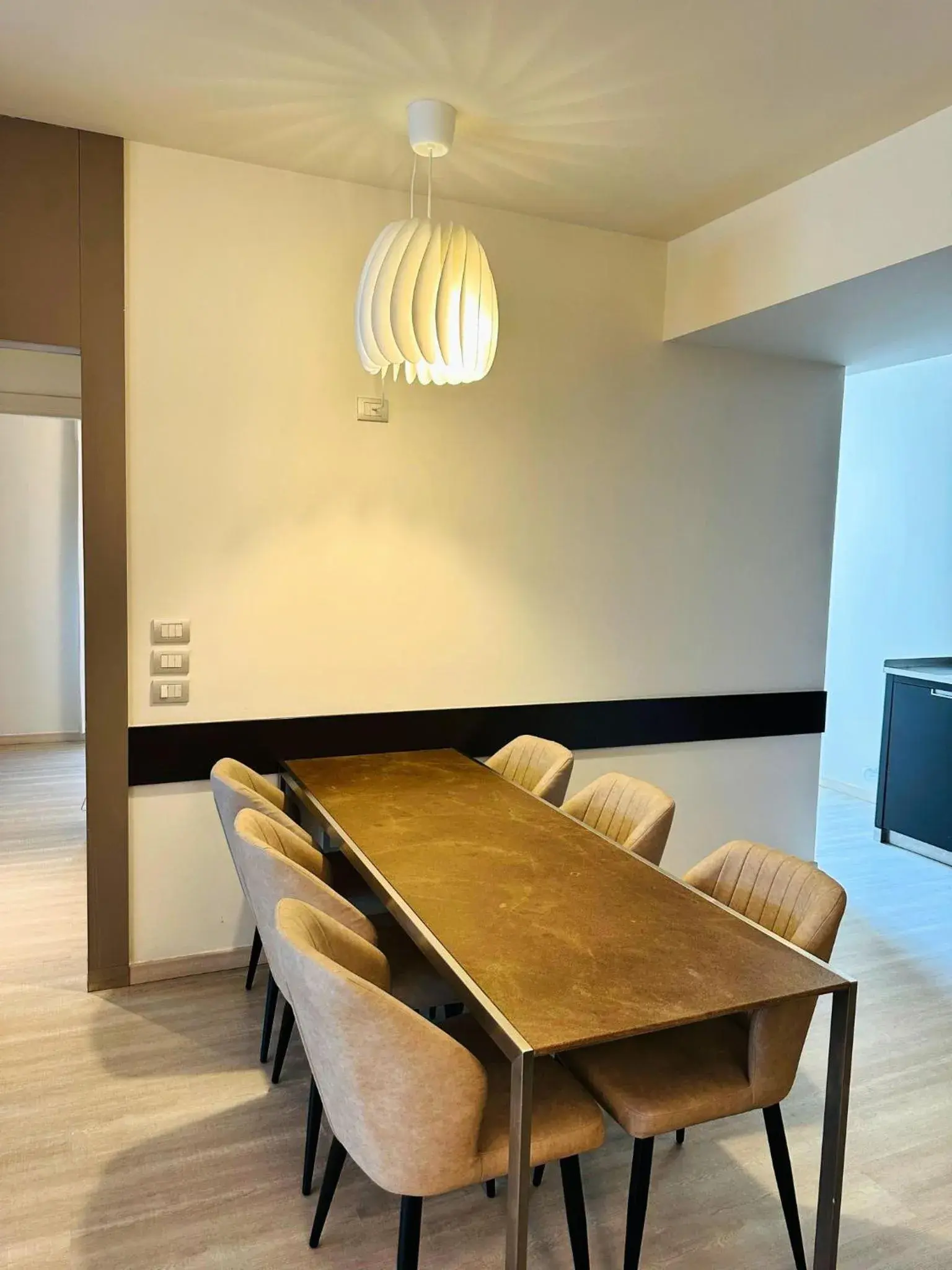 Kitchen or kitchenette, Dining Area in Wall Art Hotel & Residence