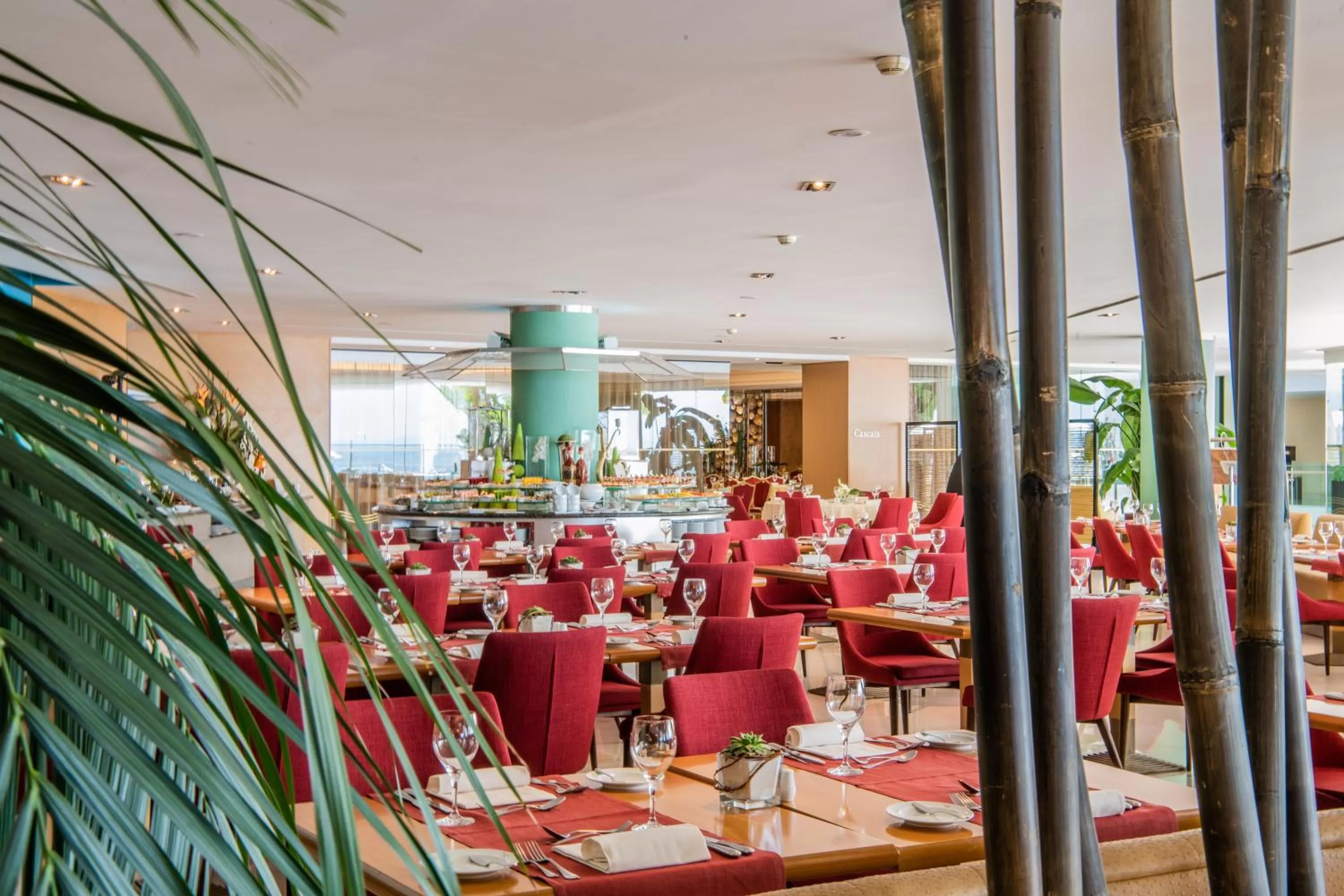 Restaurant/places to eat in Hotel Cascais Miragem Health & Spa