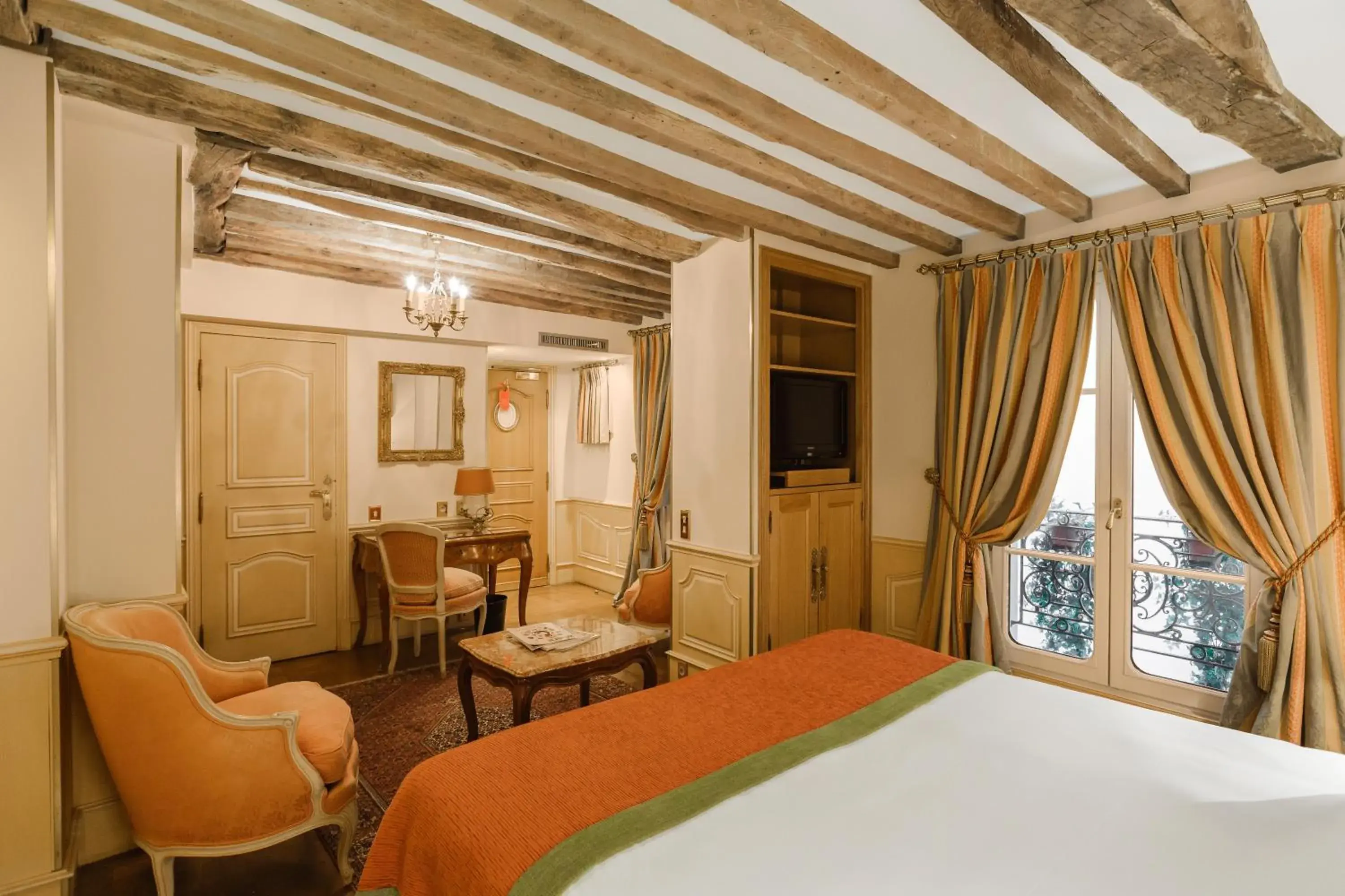 Photo of the whole room, Bed in Hotel Luxembourg Parc Photo of the whole room, Bed in Hotel Luxembourg Parc