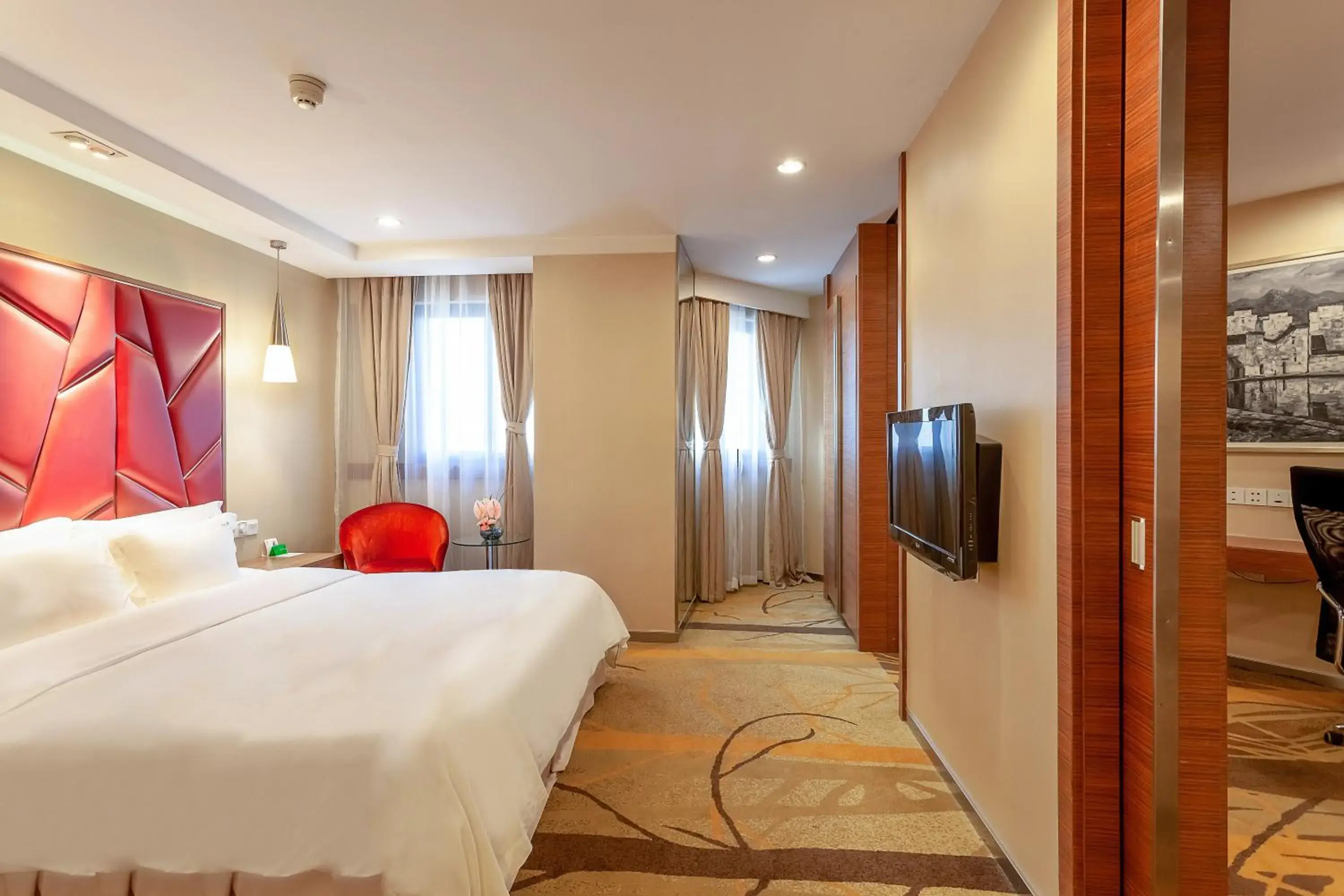 Bedroom, TV/Entertainment Center in Holiday Inn Hefei, an IHG Hotel