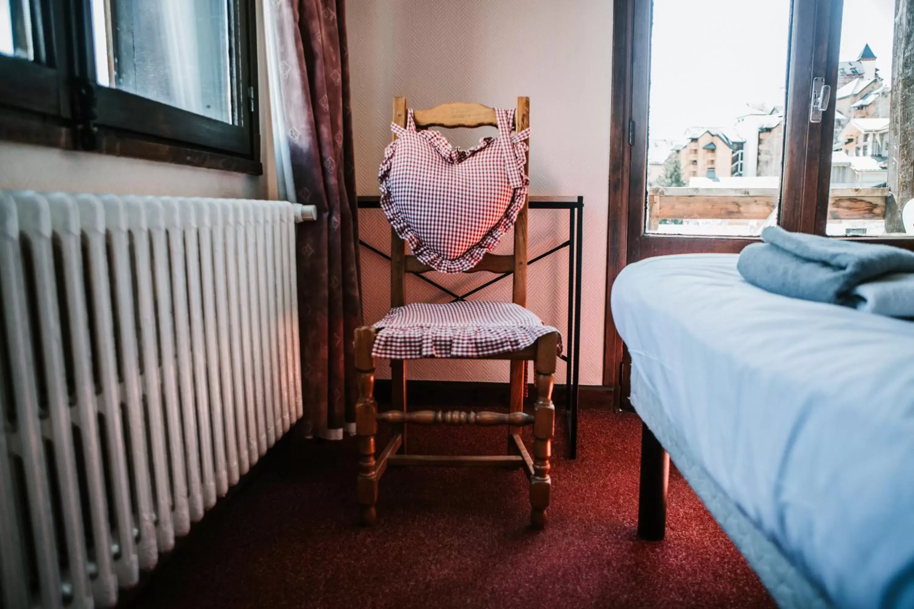 Bedroom, Seating Area in Hotel Le Cairn